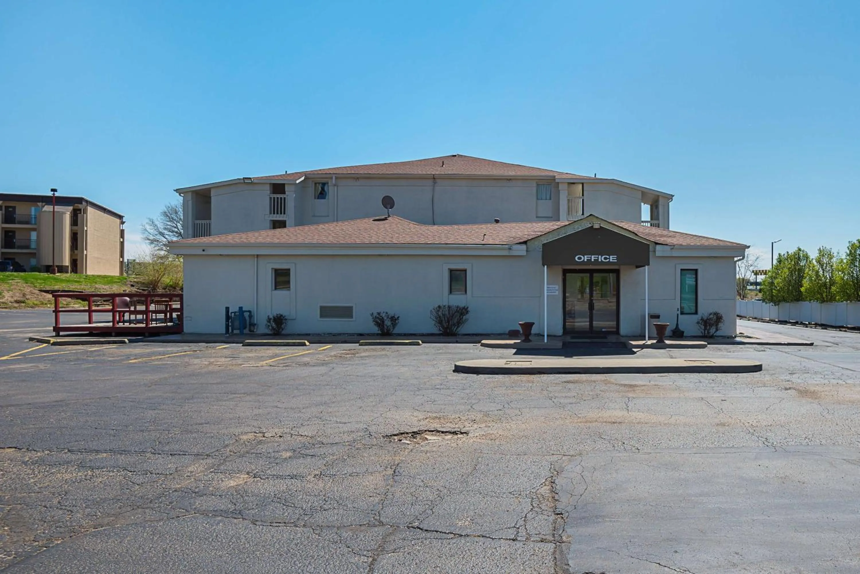 Property building in Motel 6-Blue Springs, MO