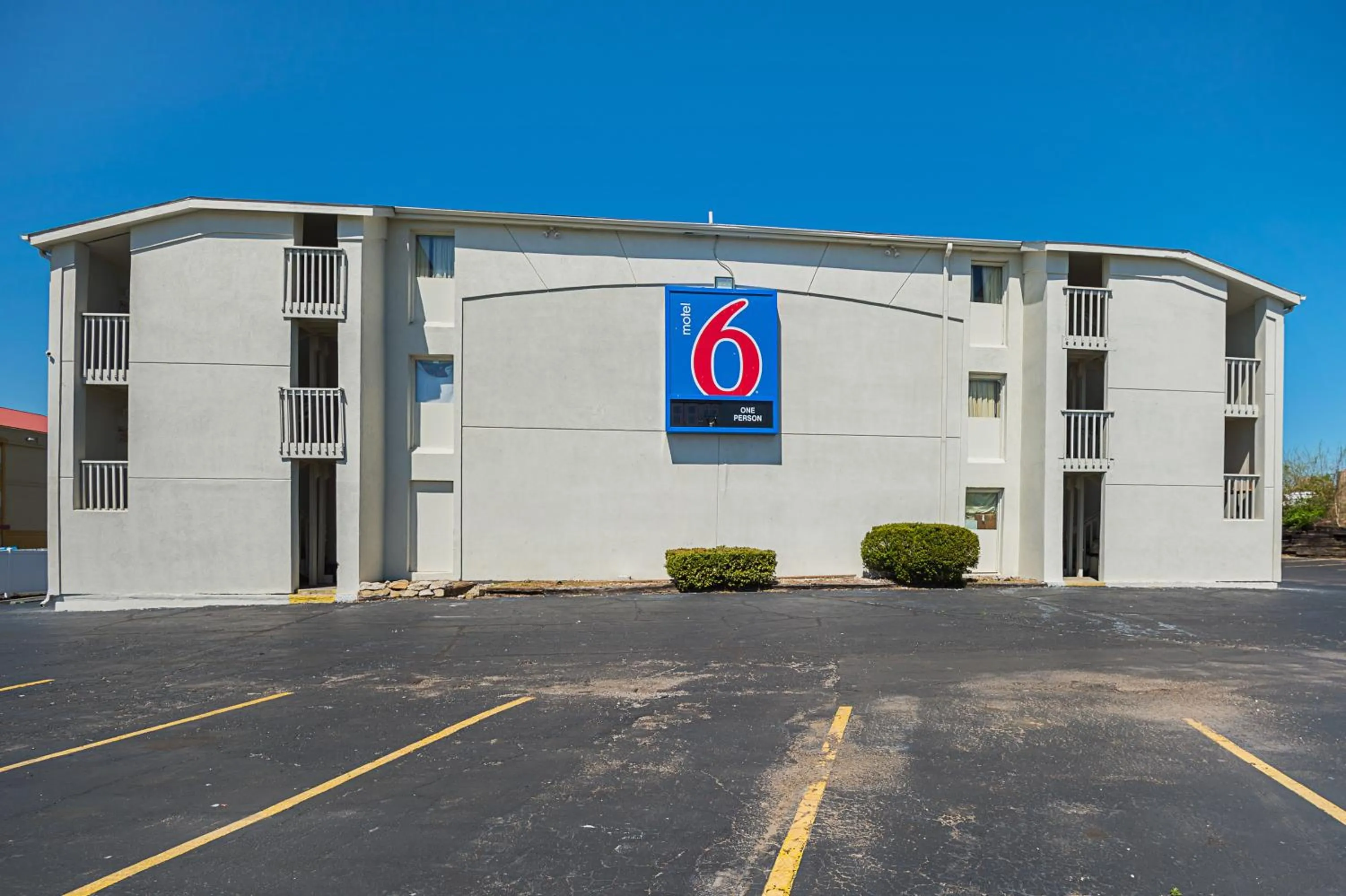 Facade/entrance in Motel 6-Blue Springs, MO