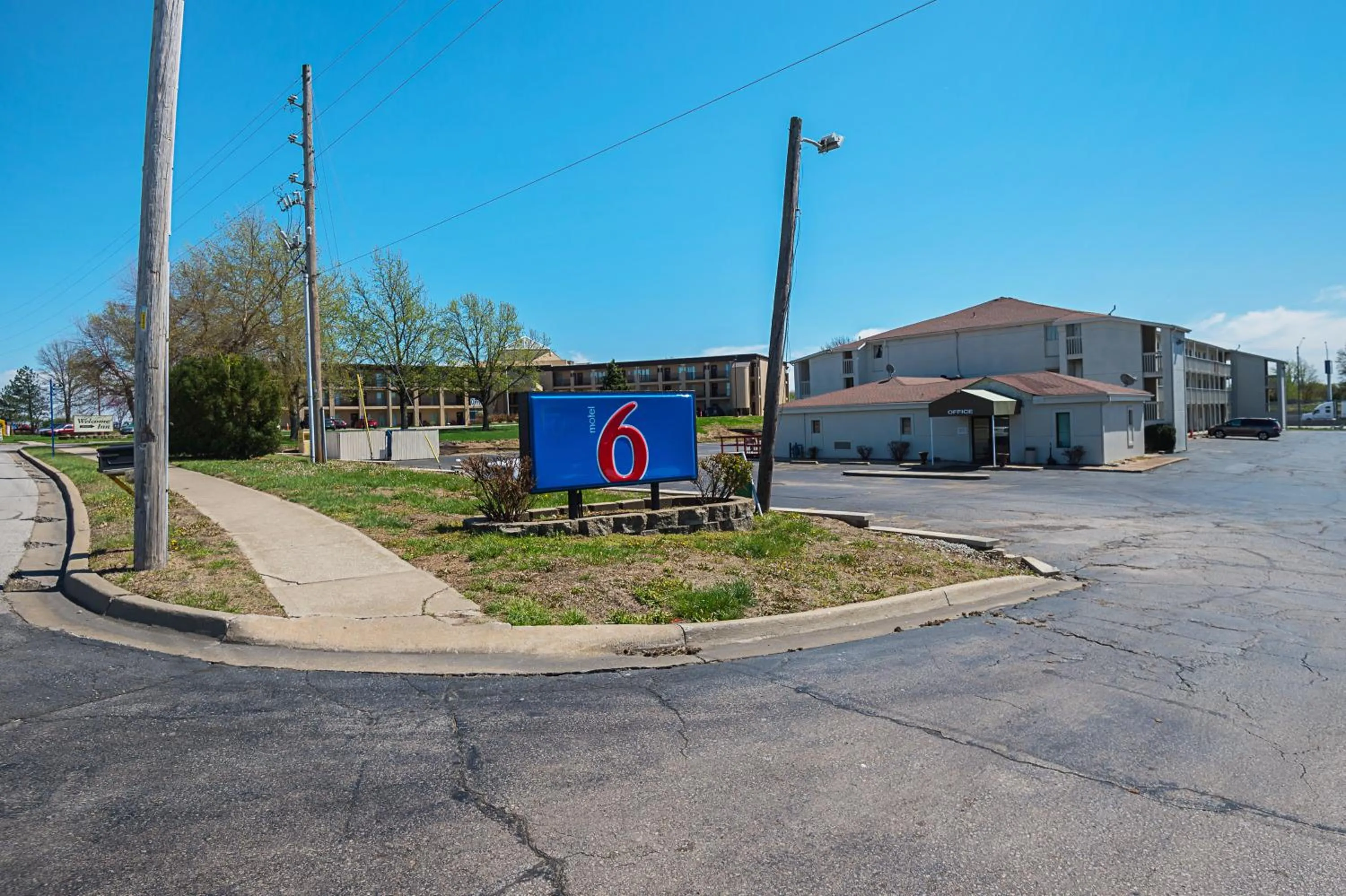 Facade/entrance in Motel 6-Blue Springs, MO
