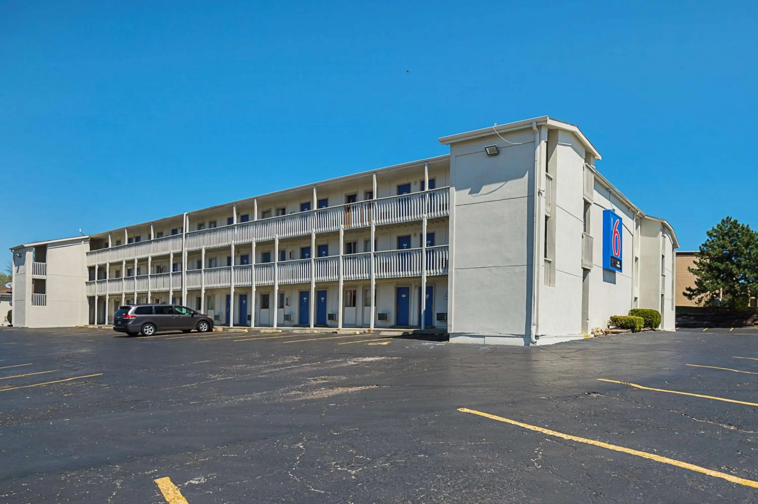 Property building in Motel 6-Blue Springs, MO