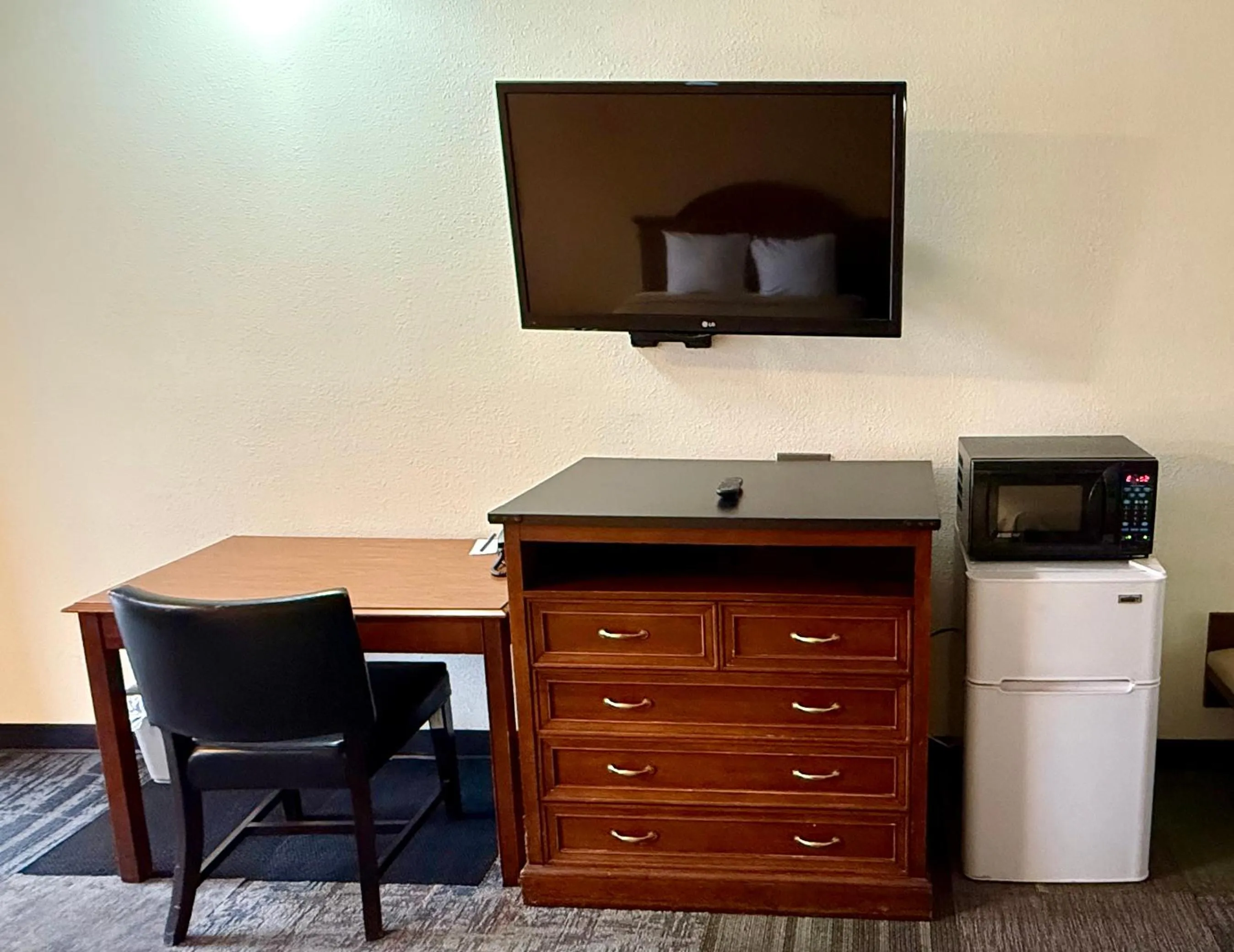 microwave in Thunderbird Motel