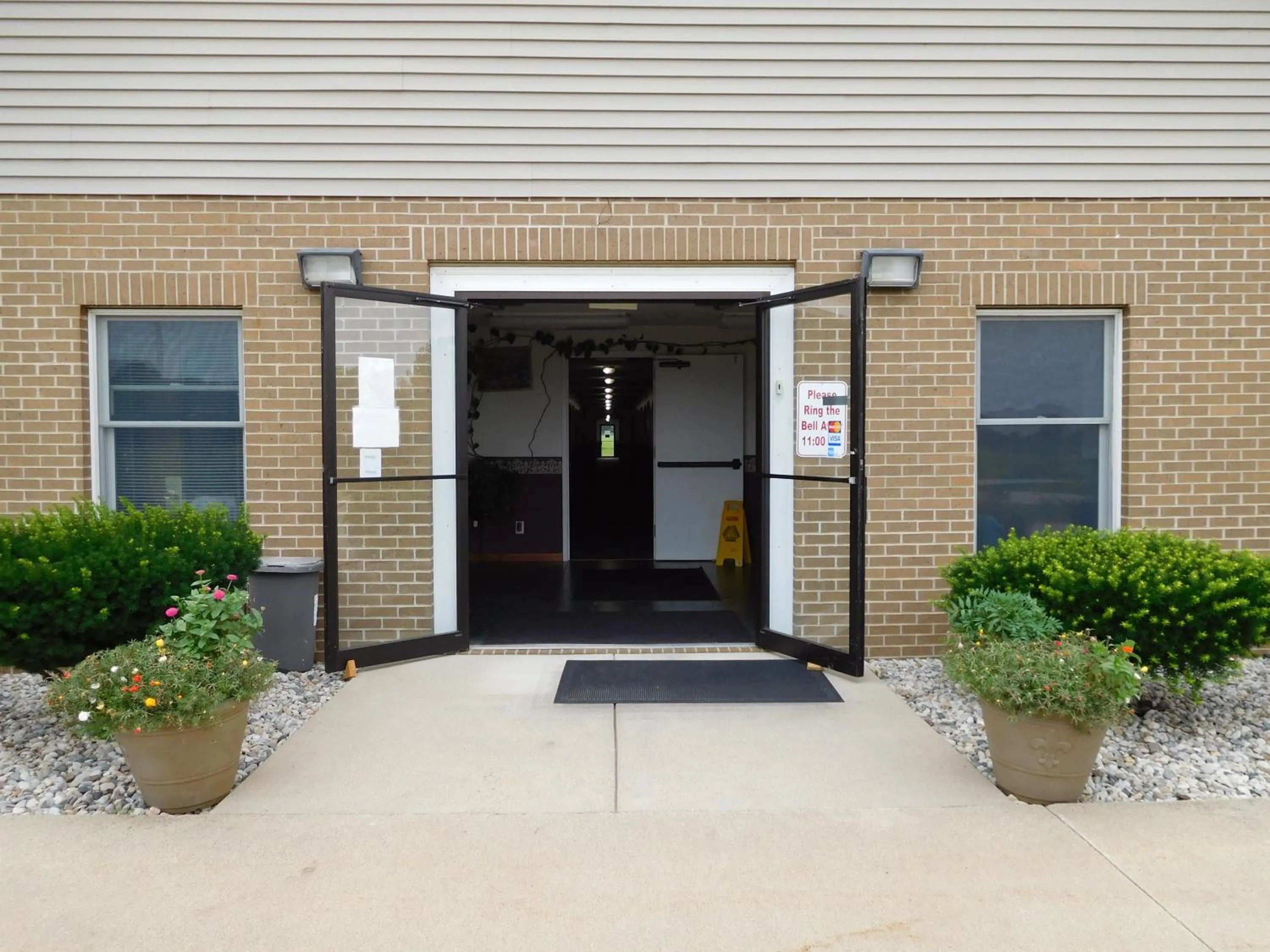 Facade/entrance in Attica Inn