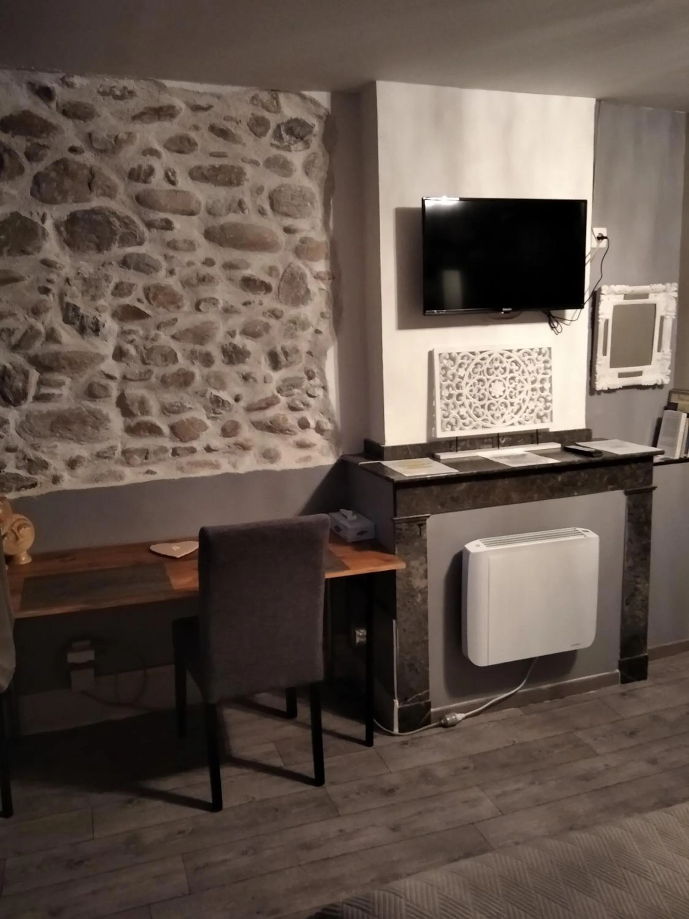 TV and multimedia in Maison de ville au pied de la Montagne Noire