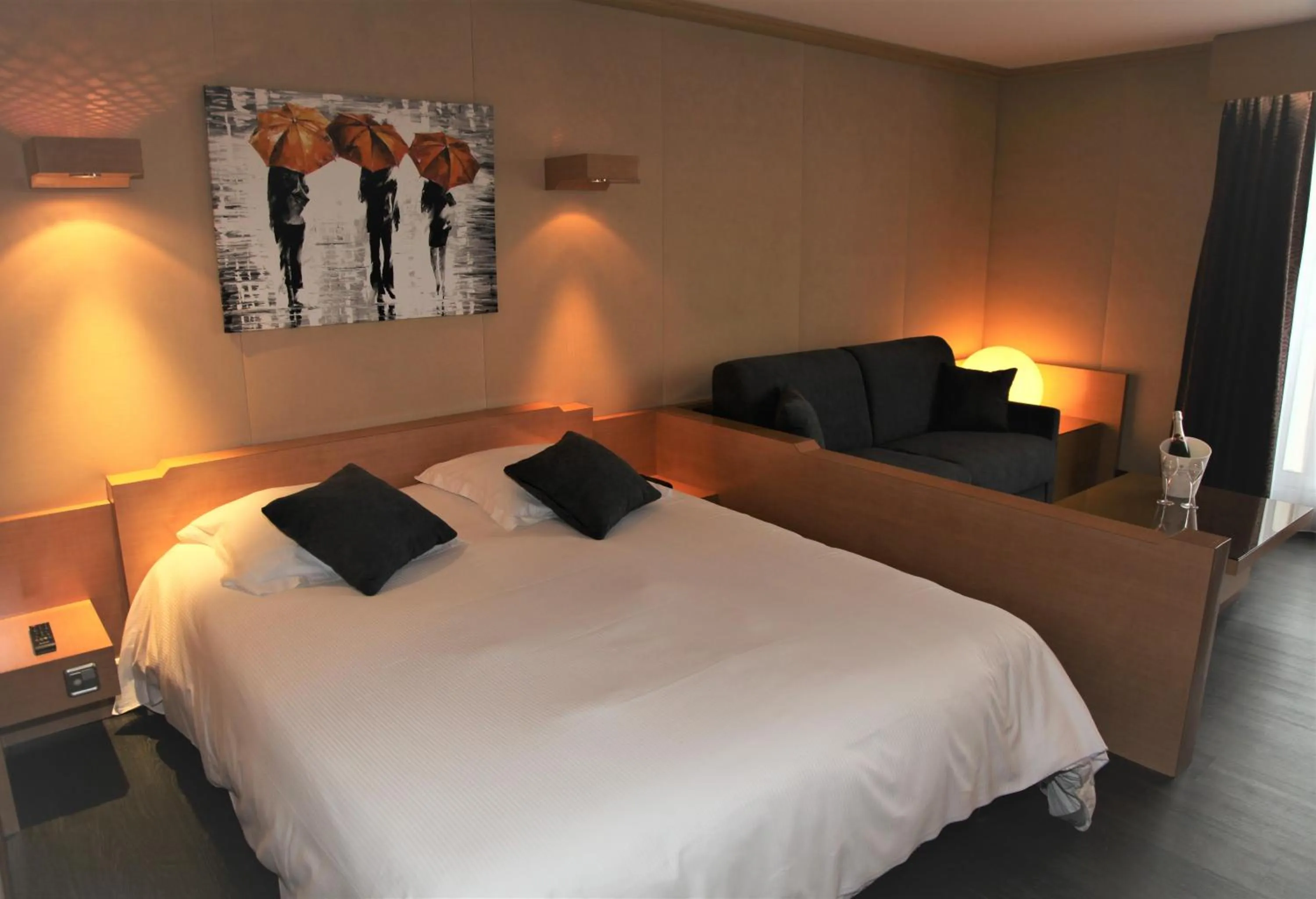 Photo of the whole room, Bed in Amirauté Hôtel Golf Deauville