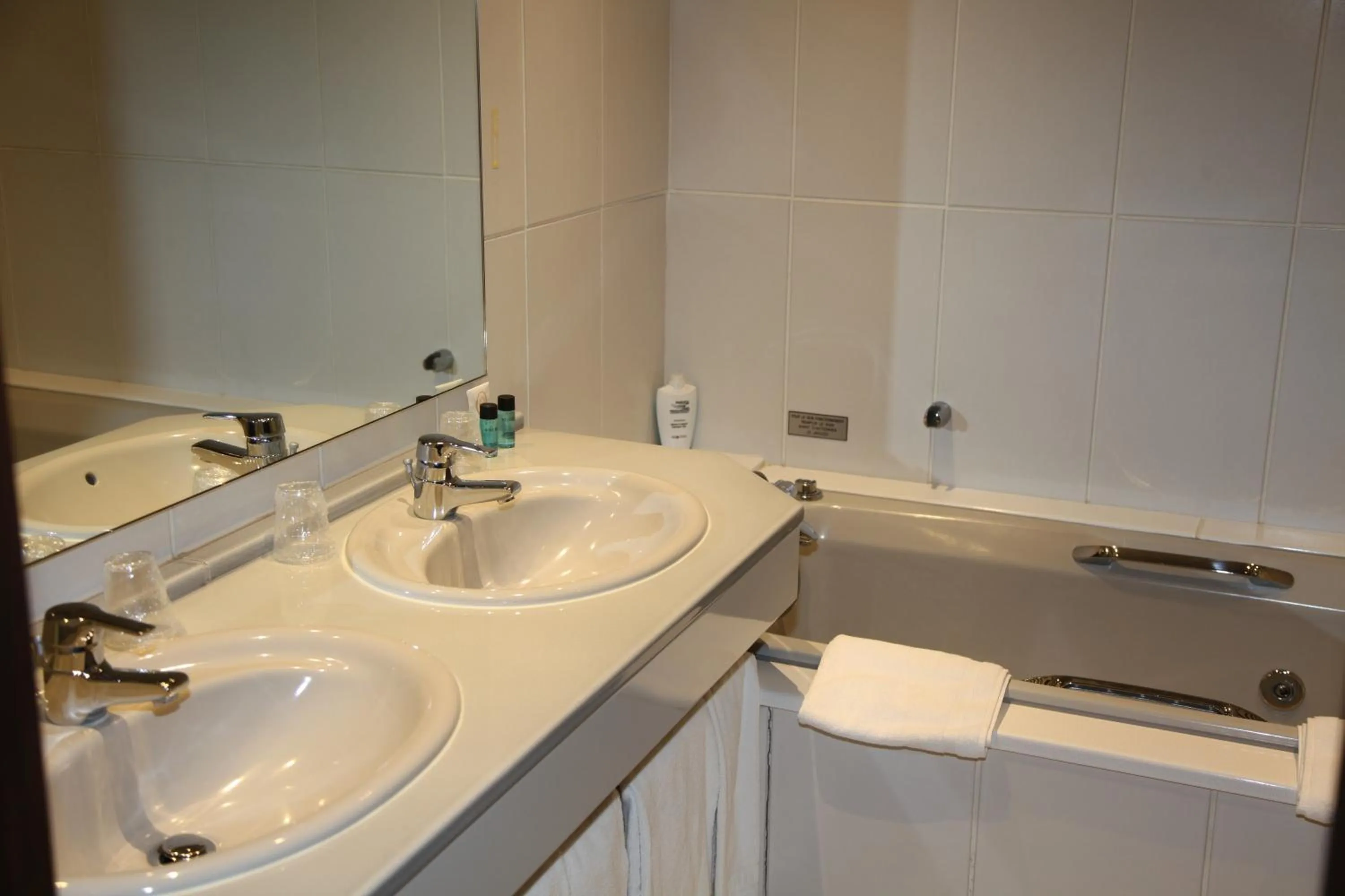 Bathroom in Amirauté Hôtel Golf Deauville