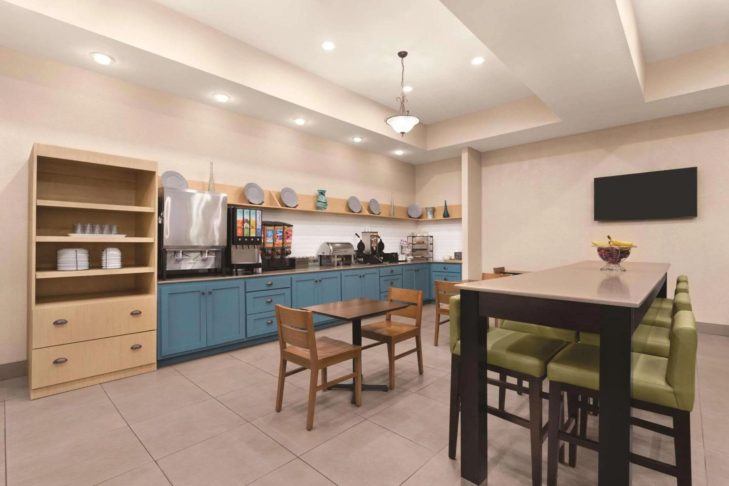 Breakfast in Country Inn & Suites by Radisson, Homewood, AL