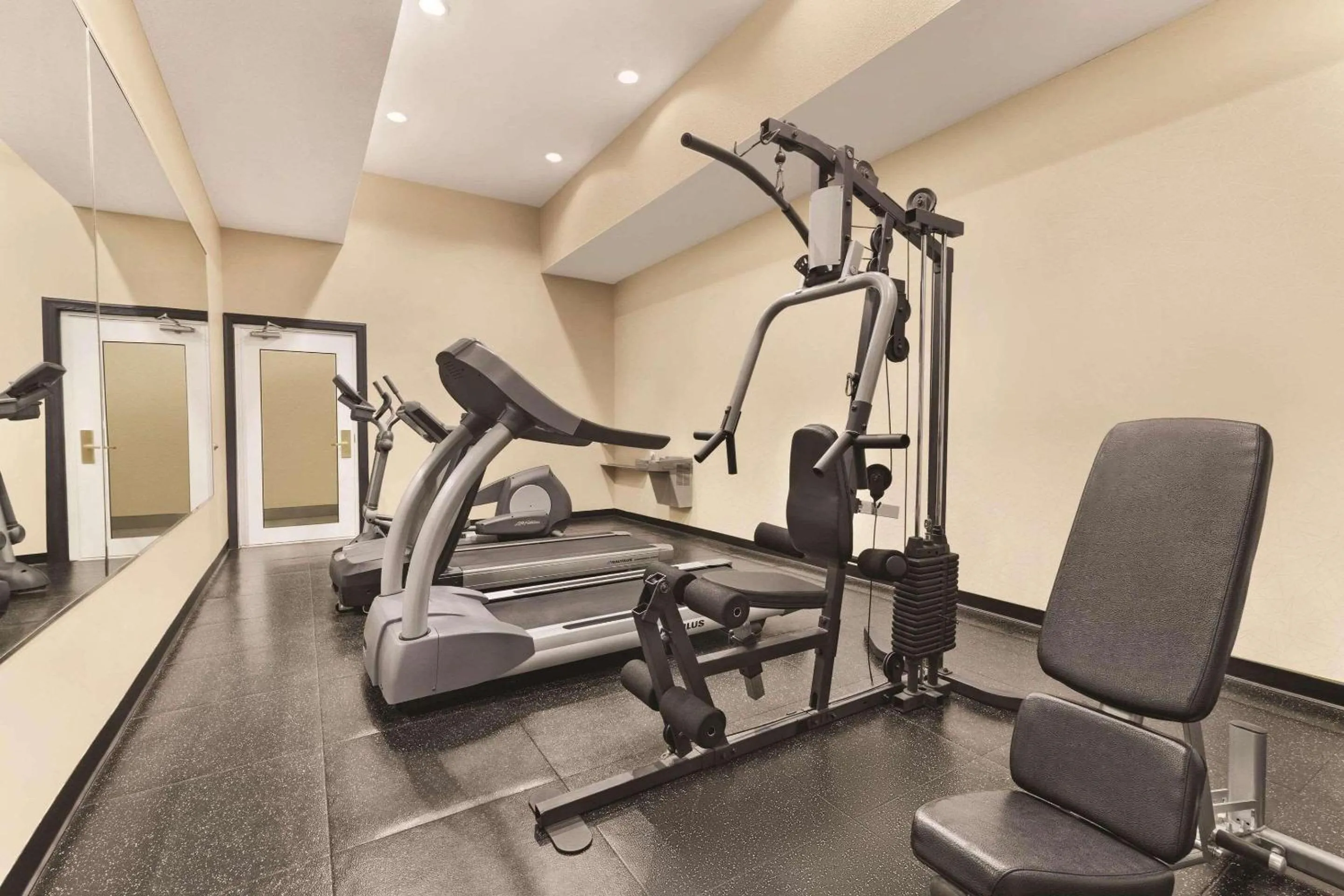 Fitness centre/facilities in Country Inn & Suites by Radisson, Homewood, AL