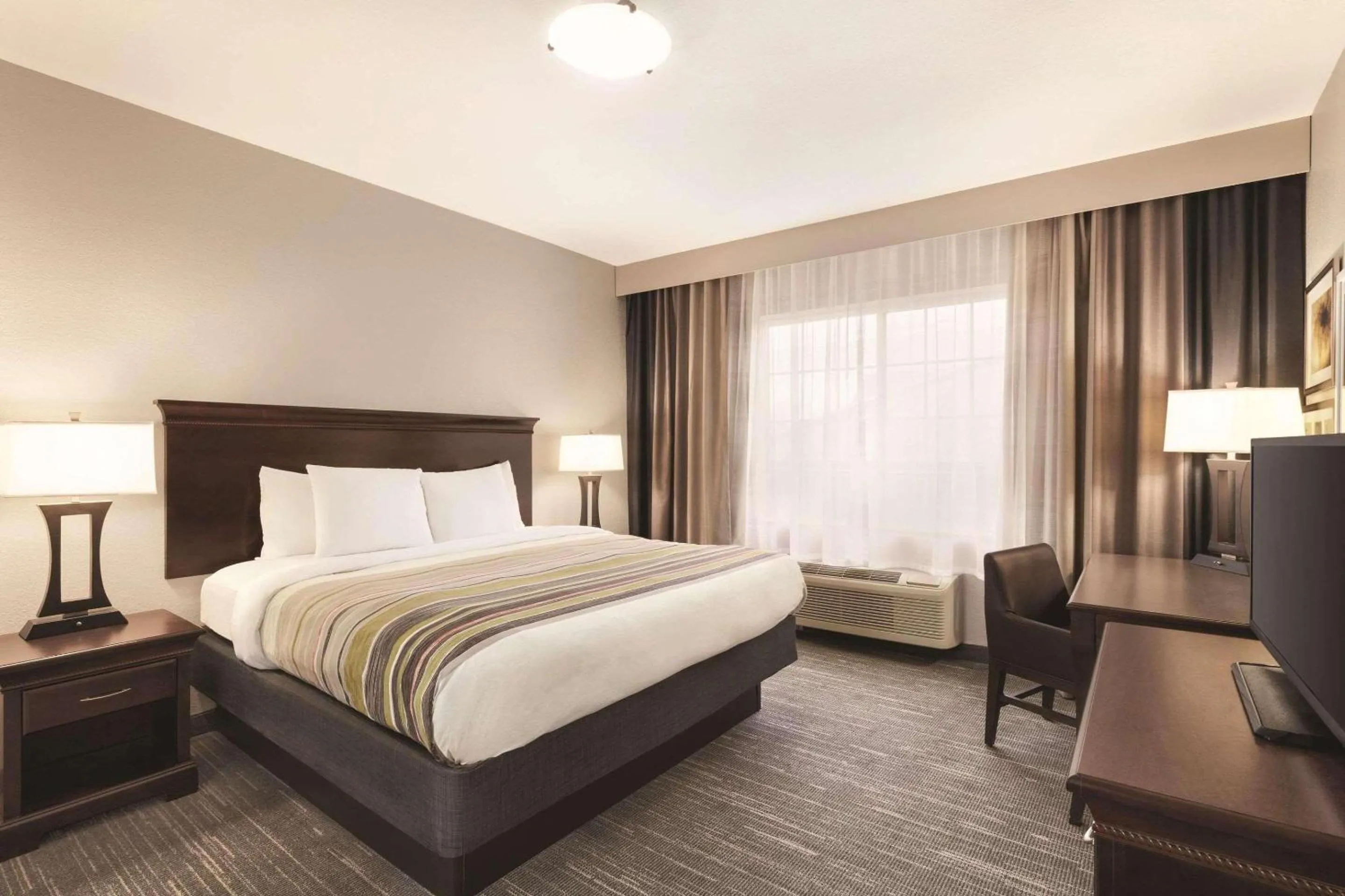 Bedroom in Country Inn & Suites by Radisson, Homewood, AL