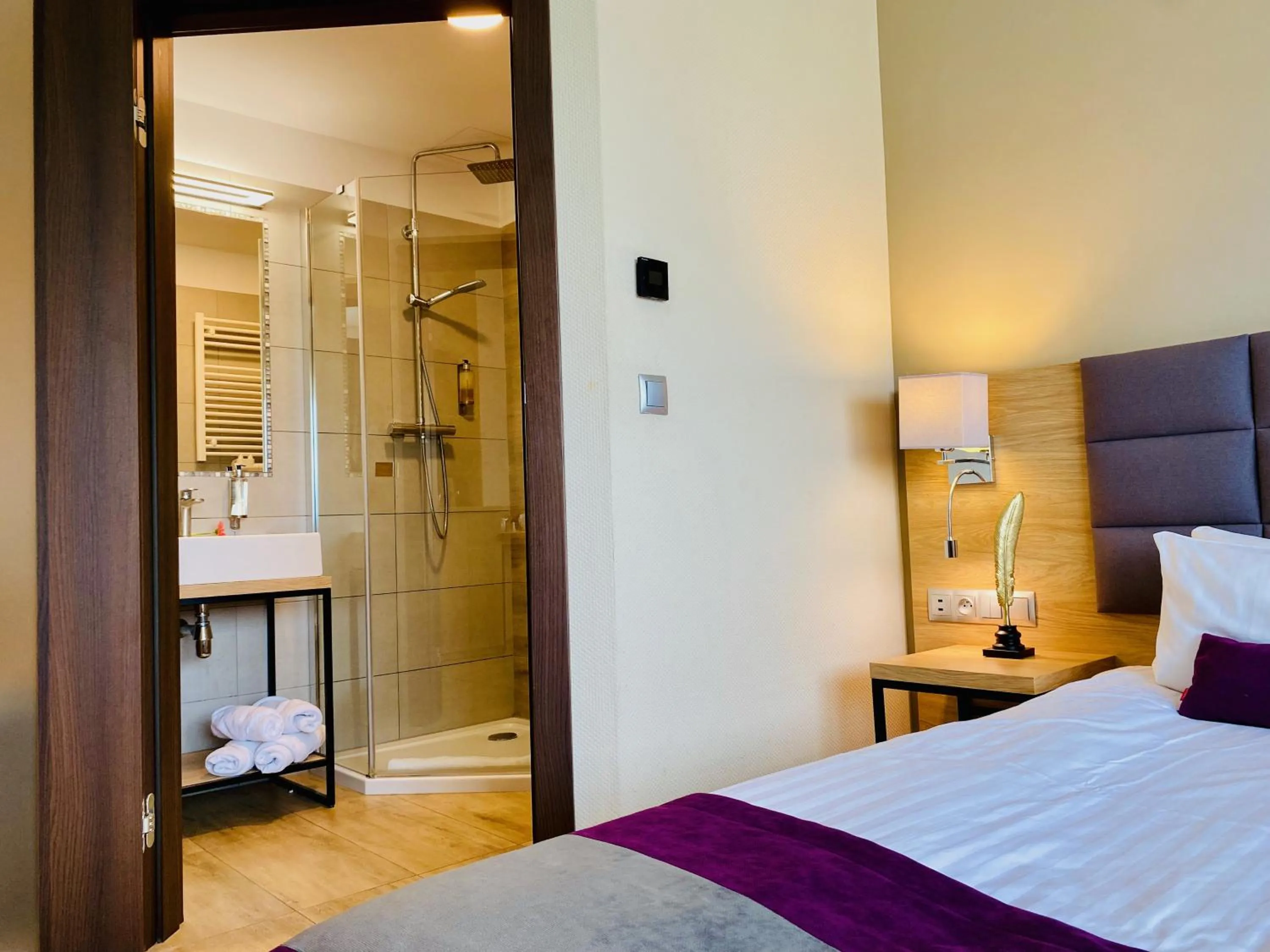 Shower, Bed in Hotel CONRAD Comfort