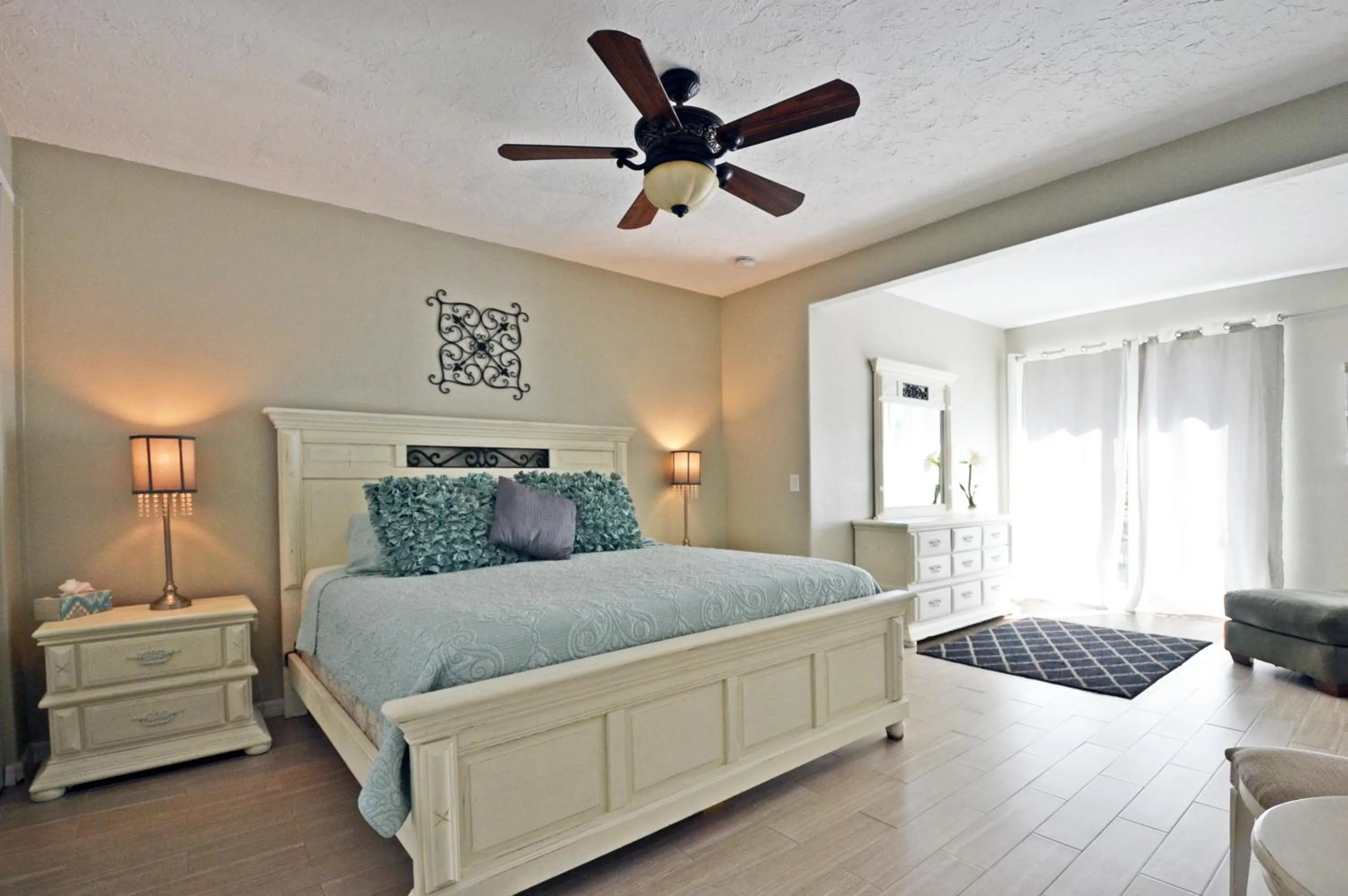 Bed in Central - Edgemere 738