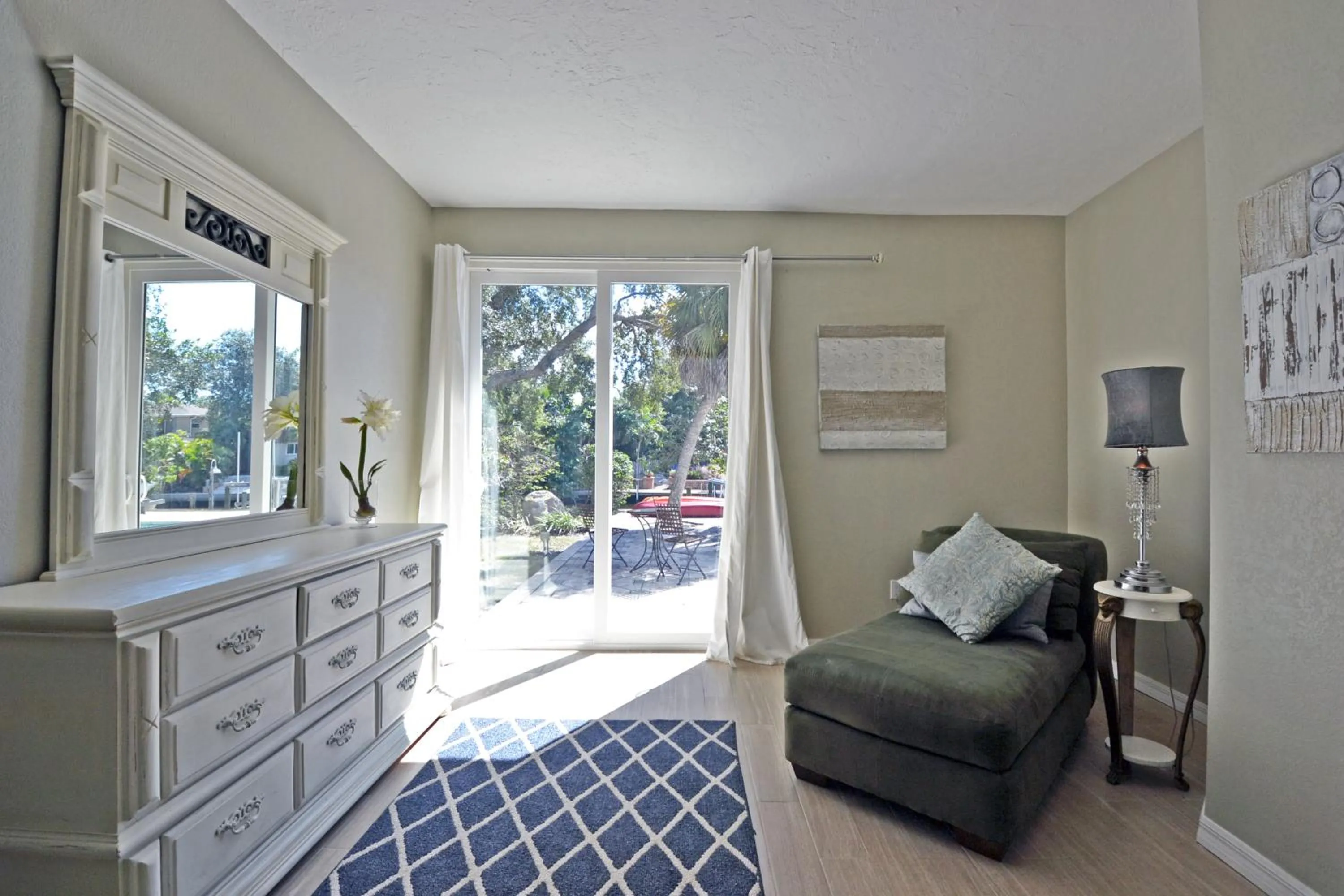 Bed in Central - Edgemere 738