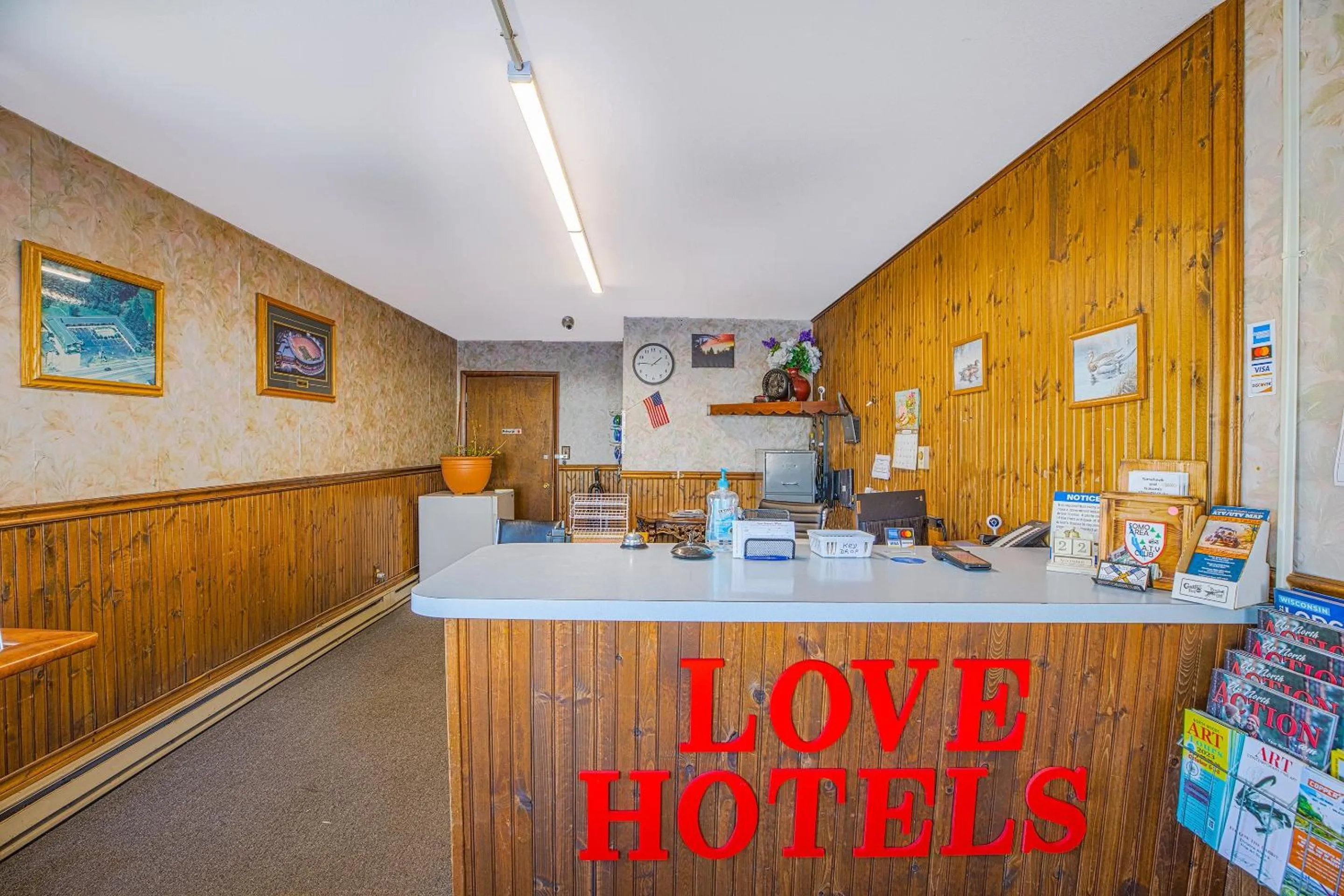 Lobby or reception in Love Hotels Tomahawk by OYO at Lake Mohawksin WI