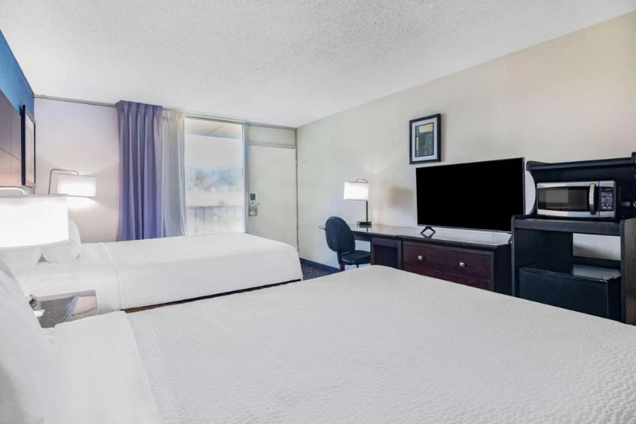 Bedroom, Bed in Days Inn and Suites by Wyndham Oxford