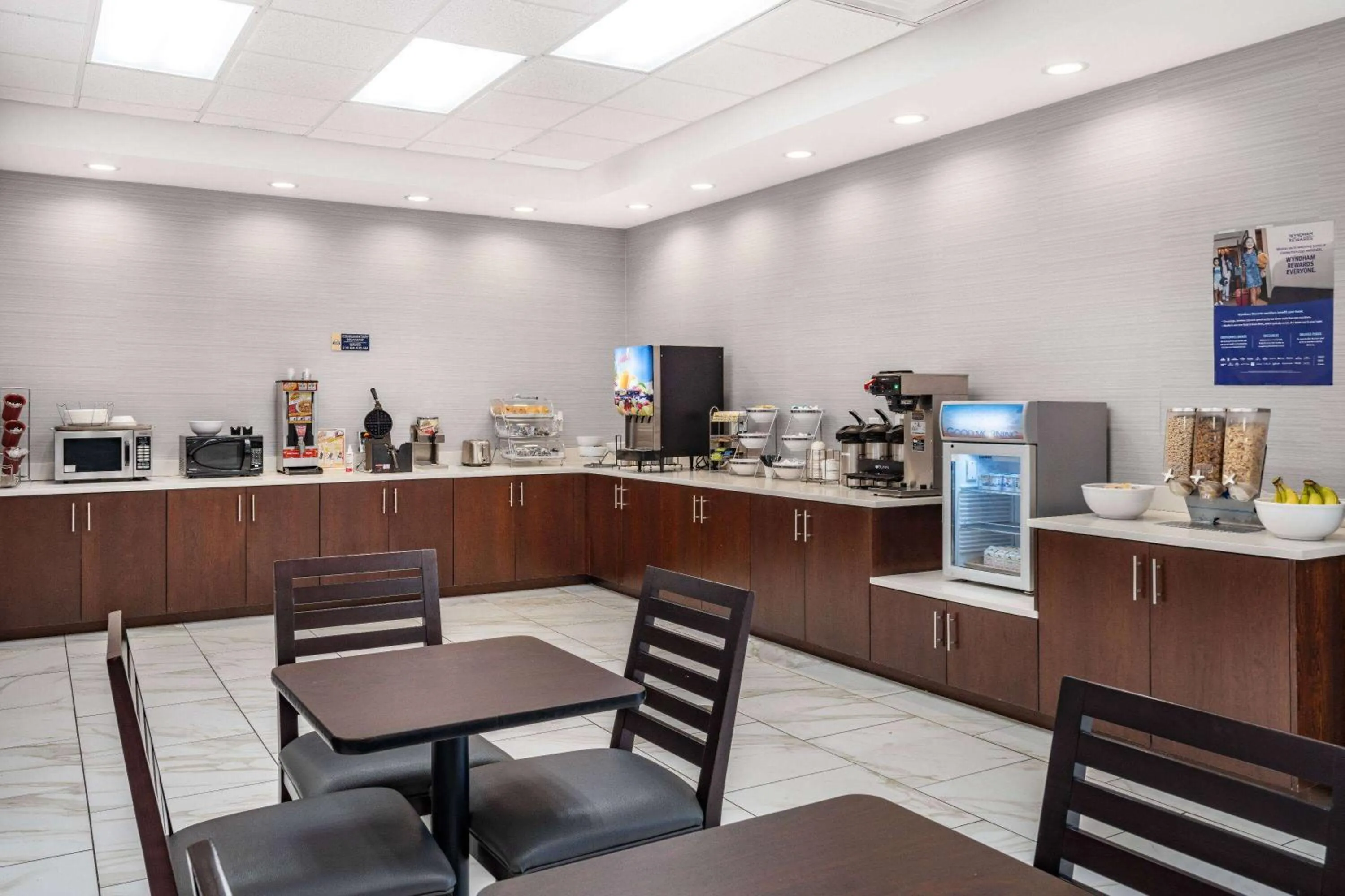 Breakfast in Days Inn and Suites by Wyndham Oxford