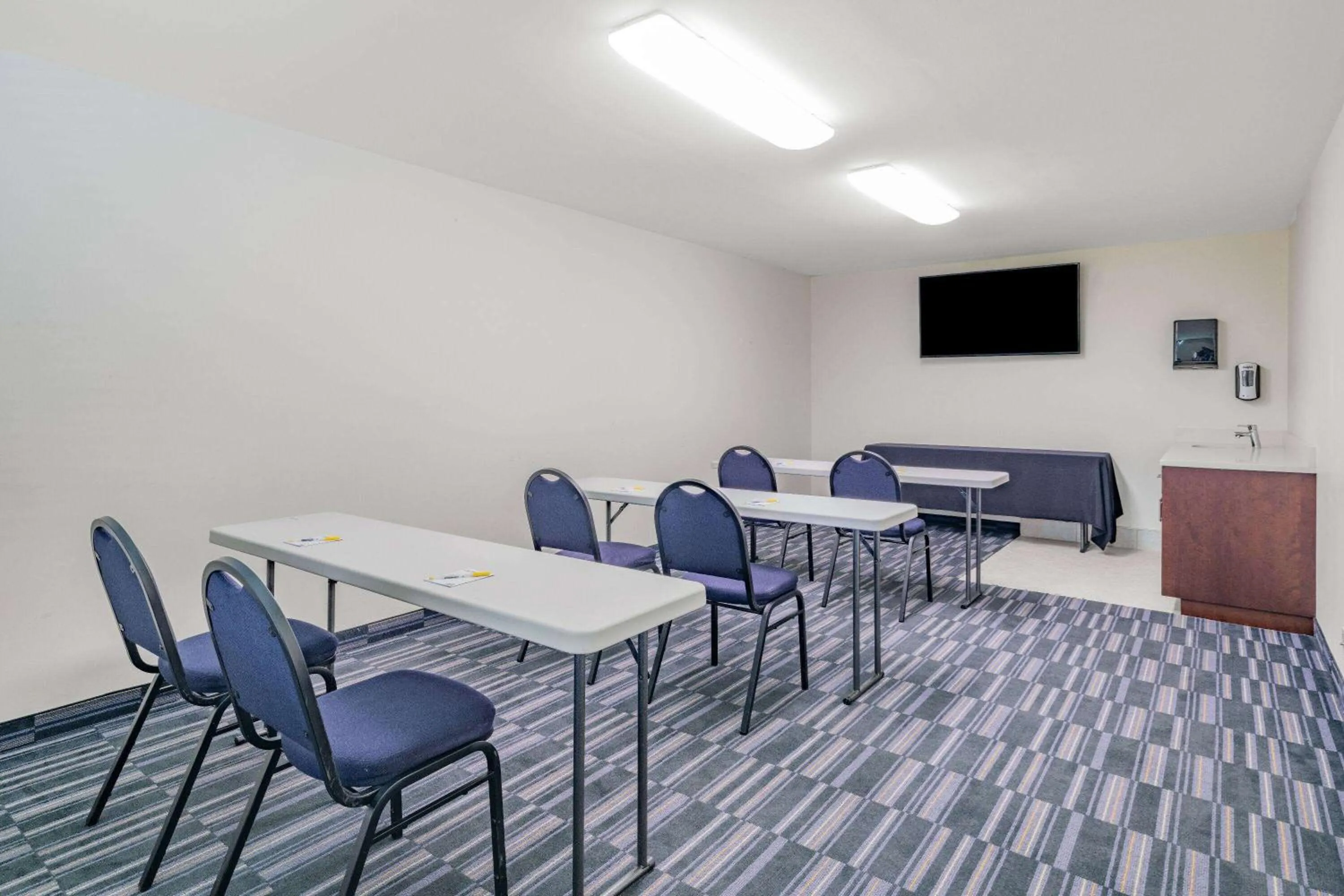 Meeting/conference room in Days Inn and Suites by Wyndham Oxford