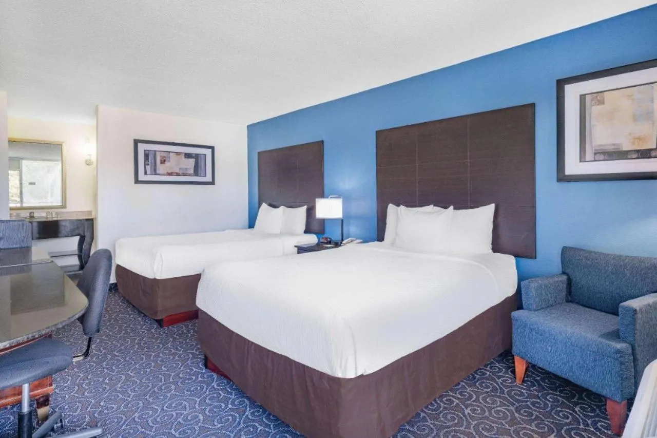 Bedroom, Bed in Days Inn and Suites by Wyndham Oxford