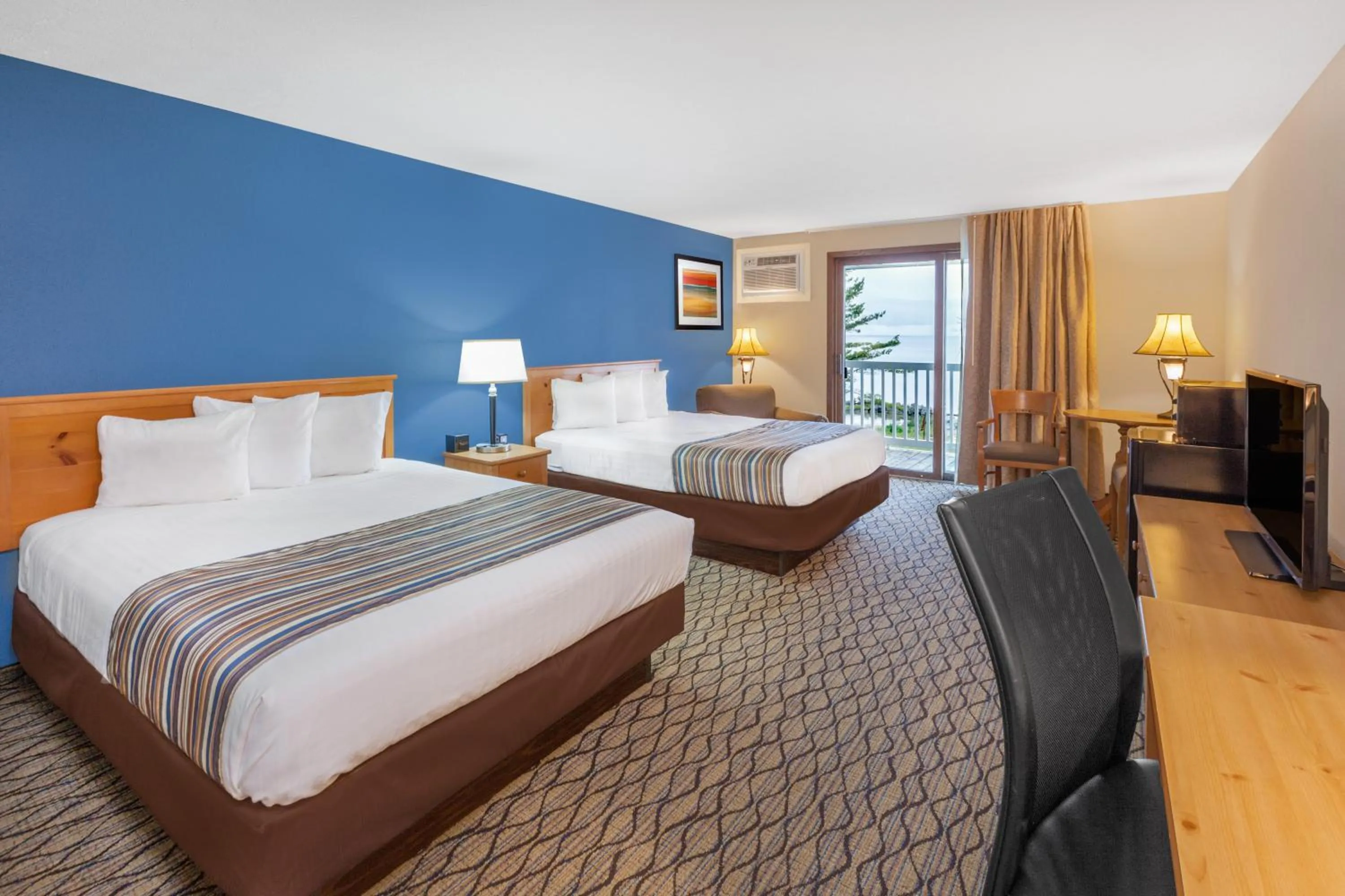 TV and multimedia in Baymont by Wyndham St. Ignace Lakefront