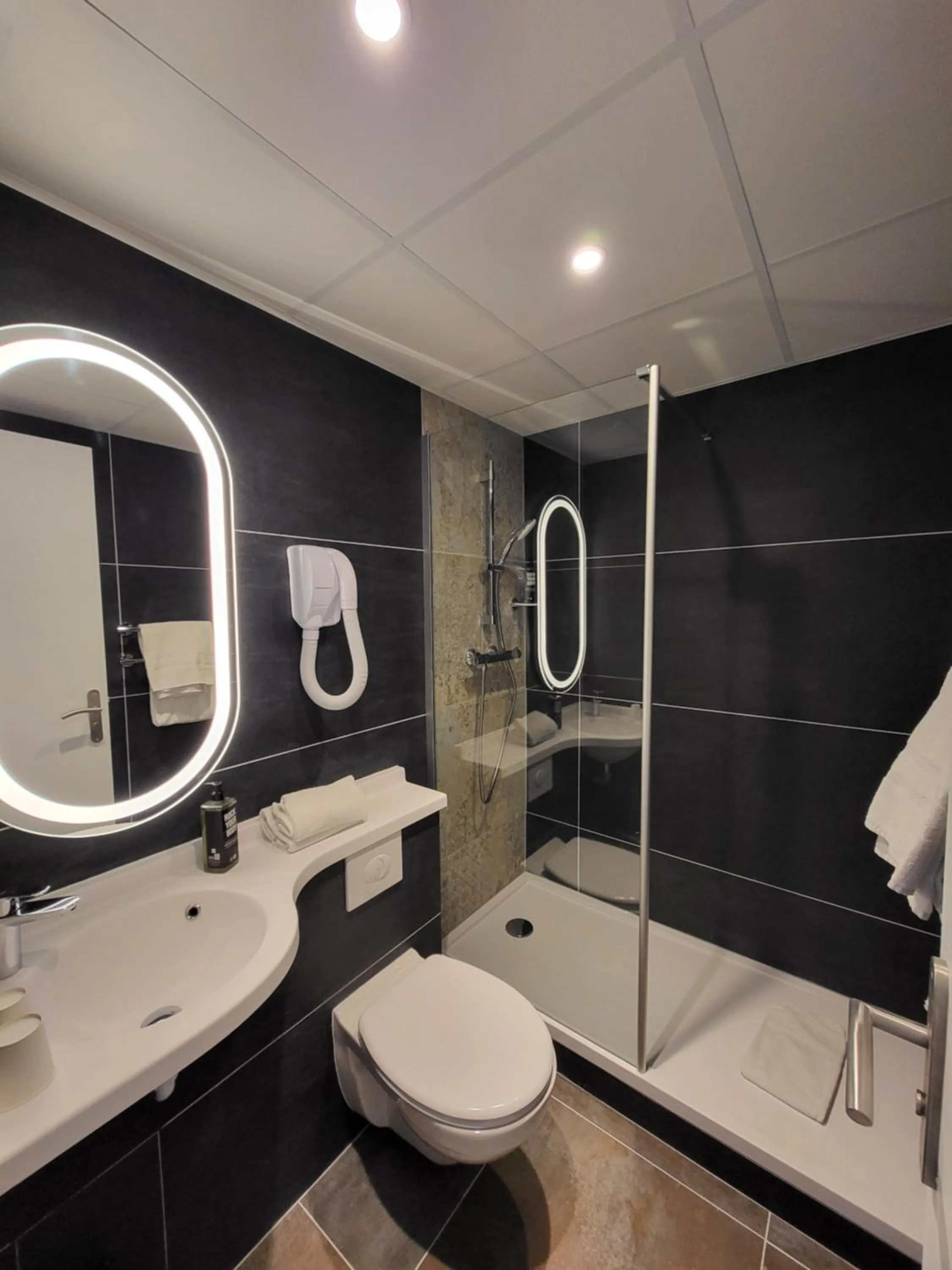 Bathroom in Accueil Hôtel Paris Pigalle Montmartre