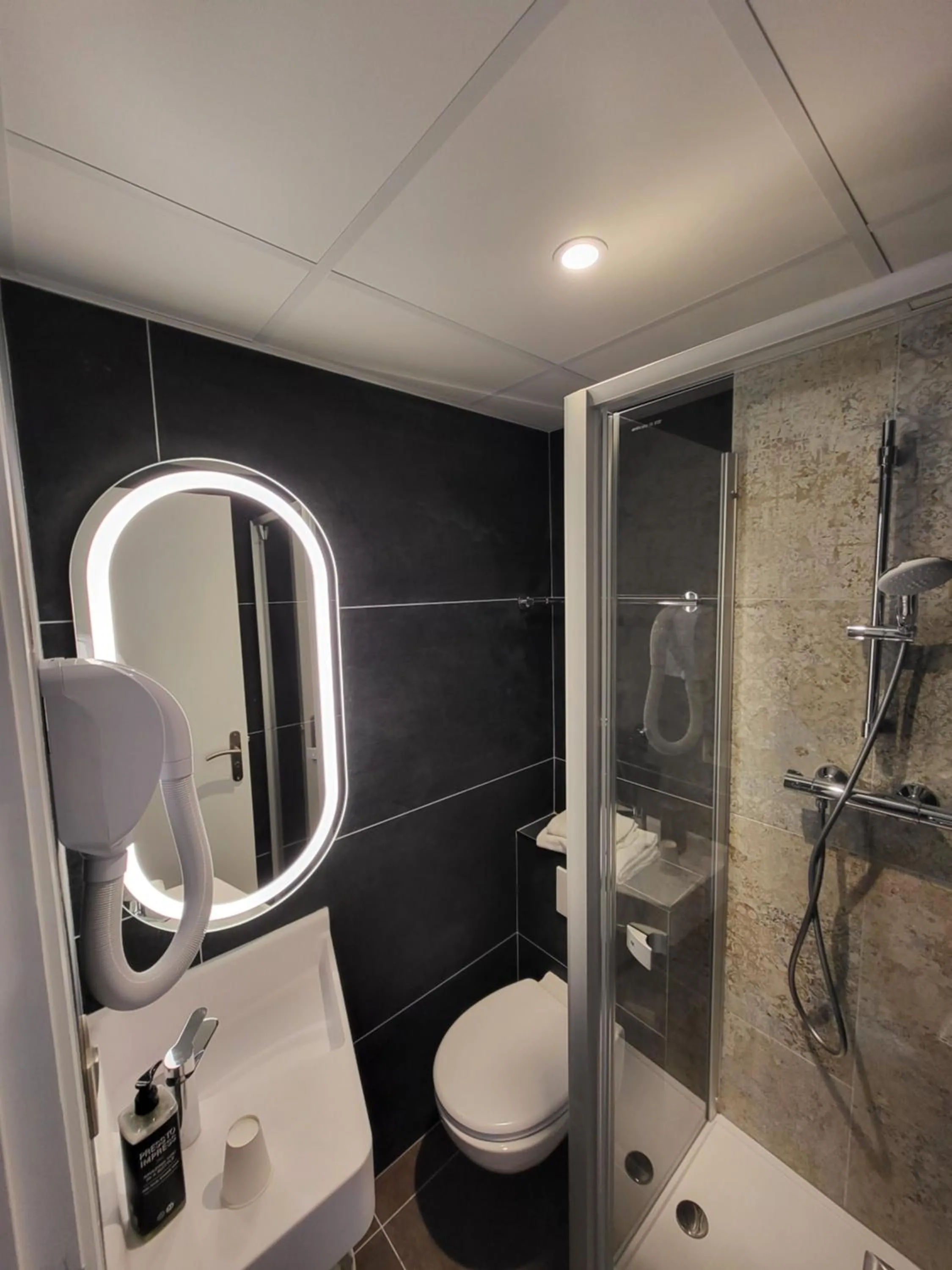 Shower in Accueil Hôtel Paris Pigalle Montmartre