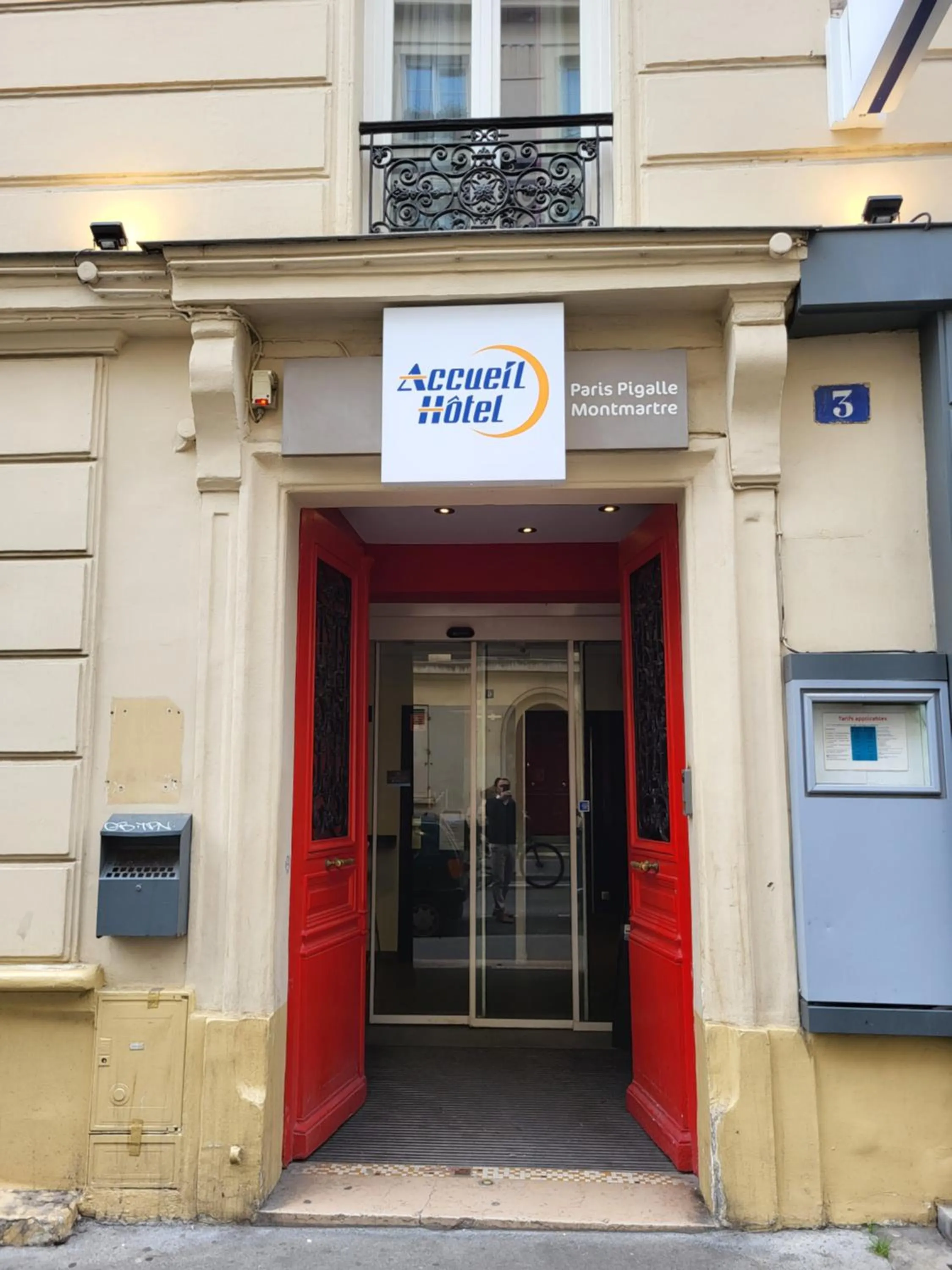 Property building in Accueil Hôtel Paris Pigalle Montmartre