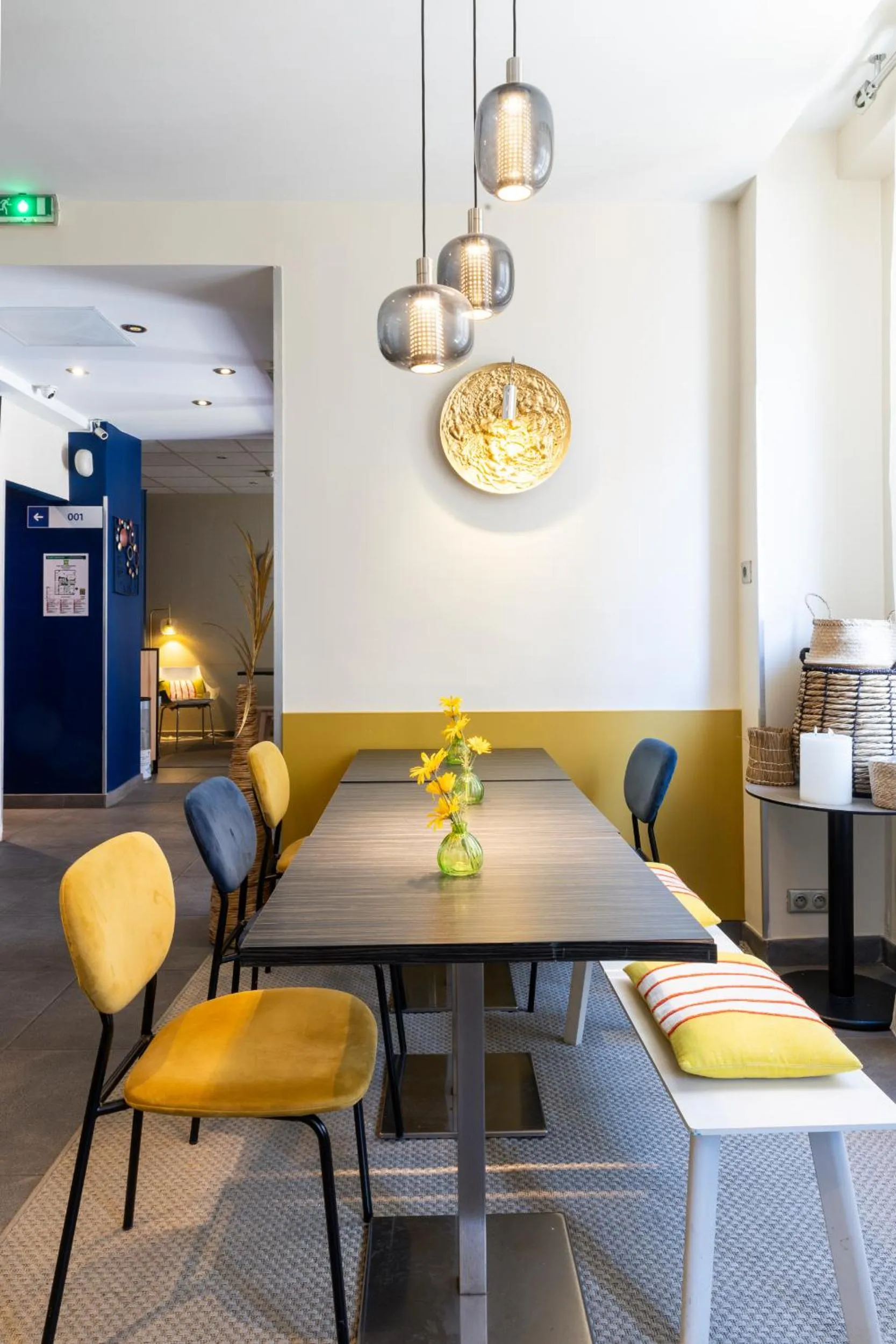 Lounge or bar in Accueil Hôtel Paris Pigalle Montmartre