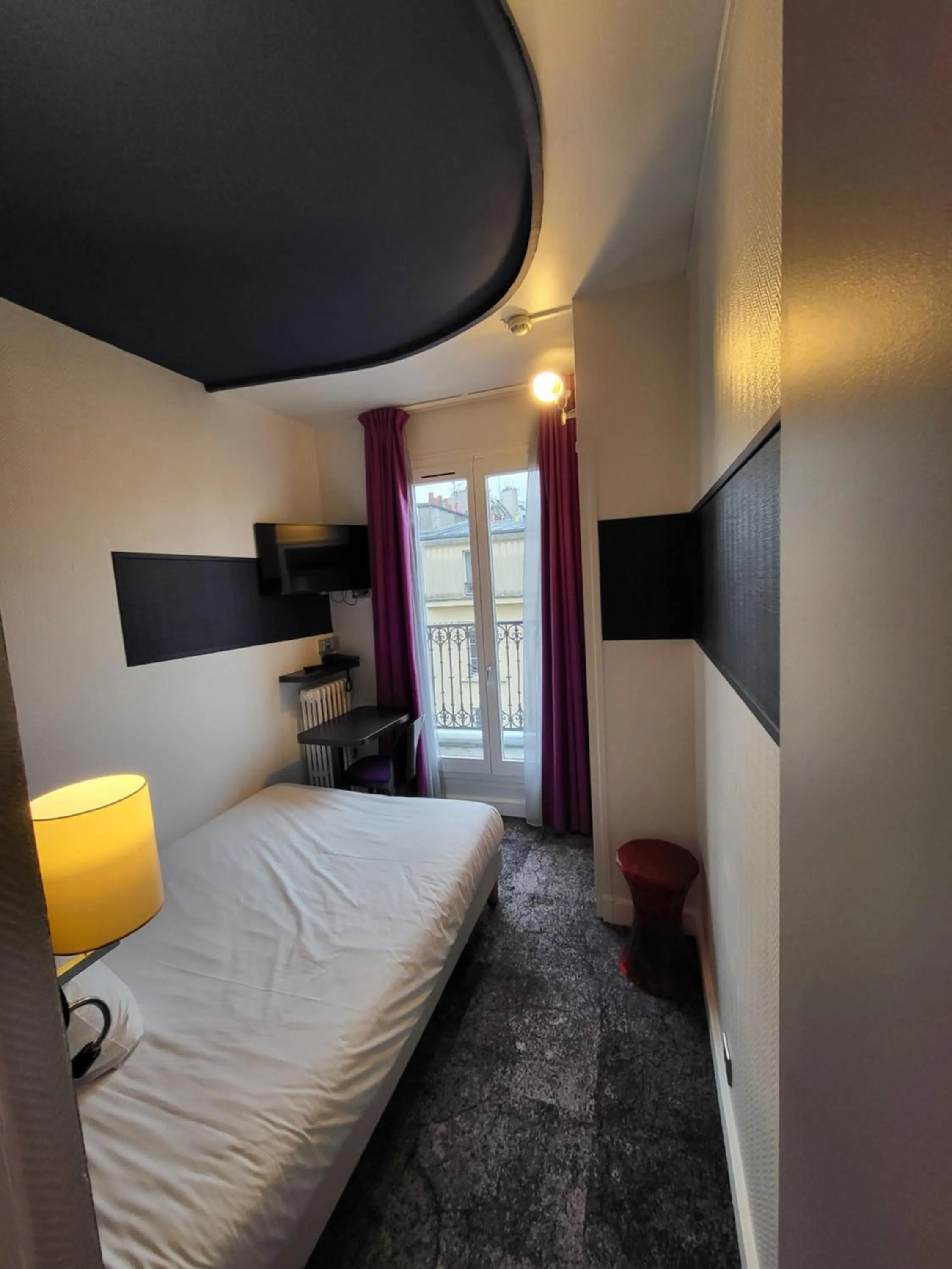 Balcony/Terrace, Bed in Accueil Hôtel Paris Pigalle Montmartre
