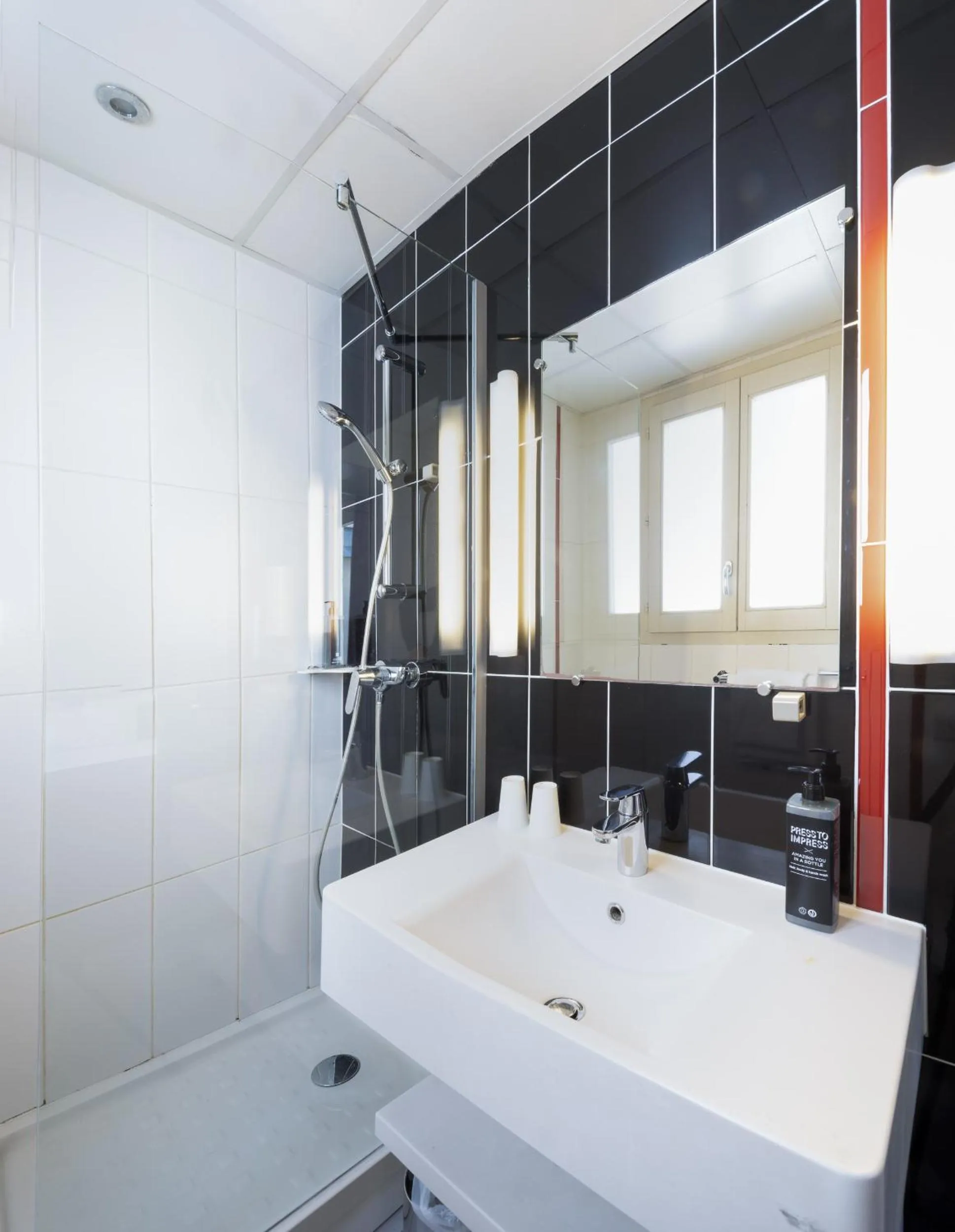 Shower in Accueil Hôtel Paris Pigalle Montmartre