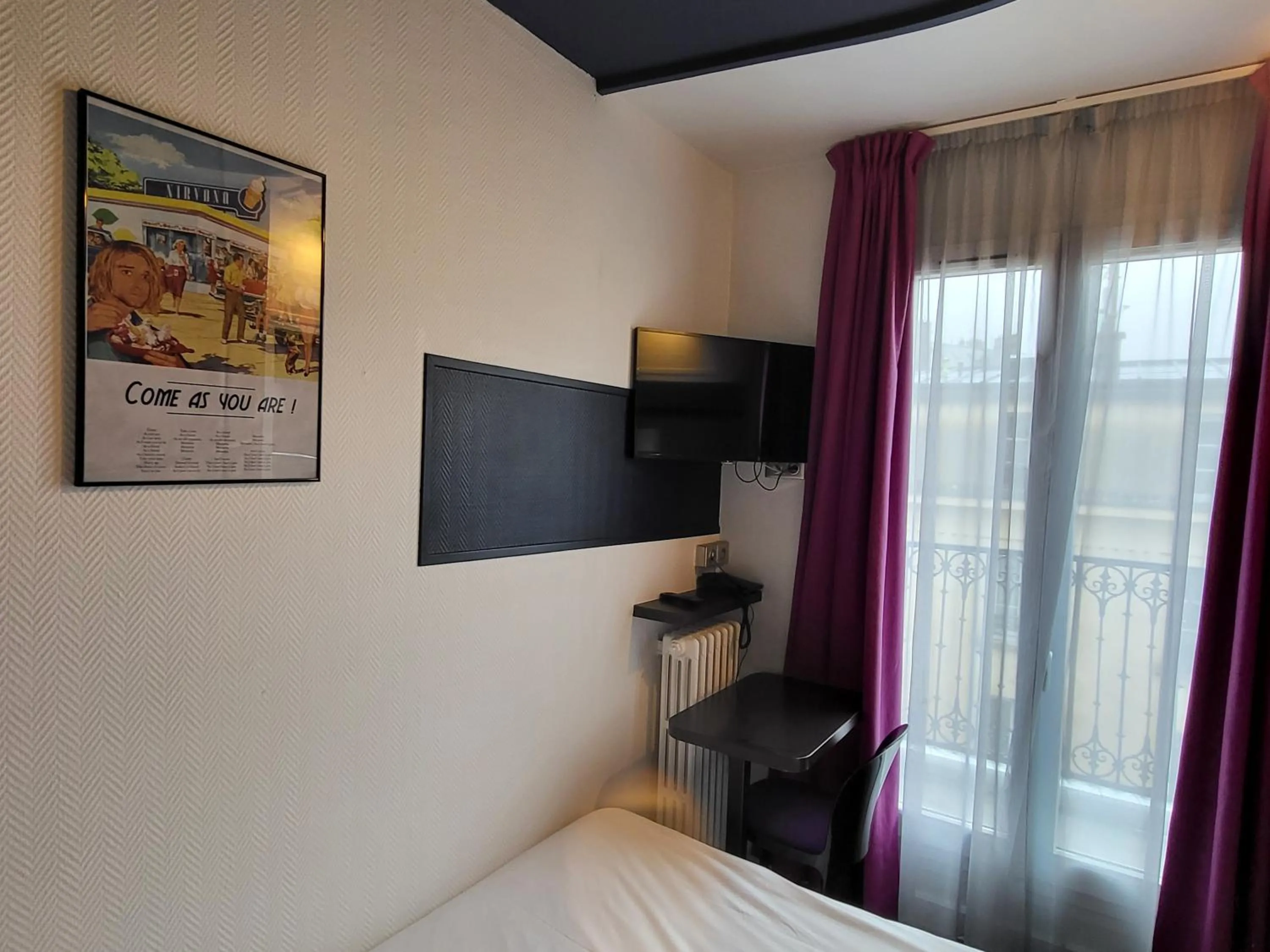 Photo of the whole room, Bed in Accueil Hôtel Paris Pigalle Montmartre
