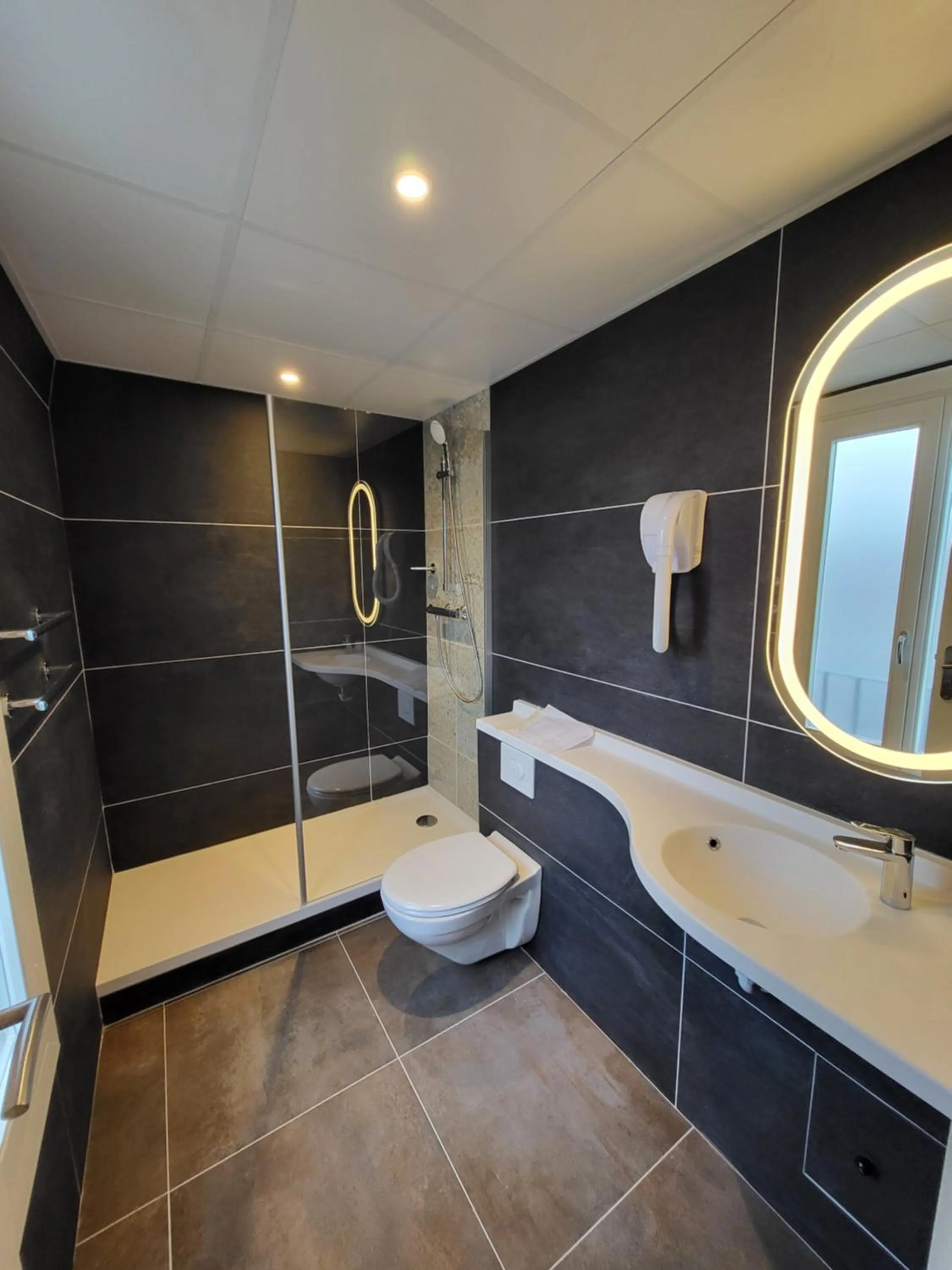 Bathroom in Accueil Hôtel Paris Pigalle Montmartre