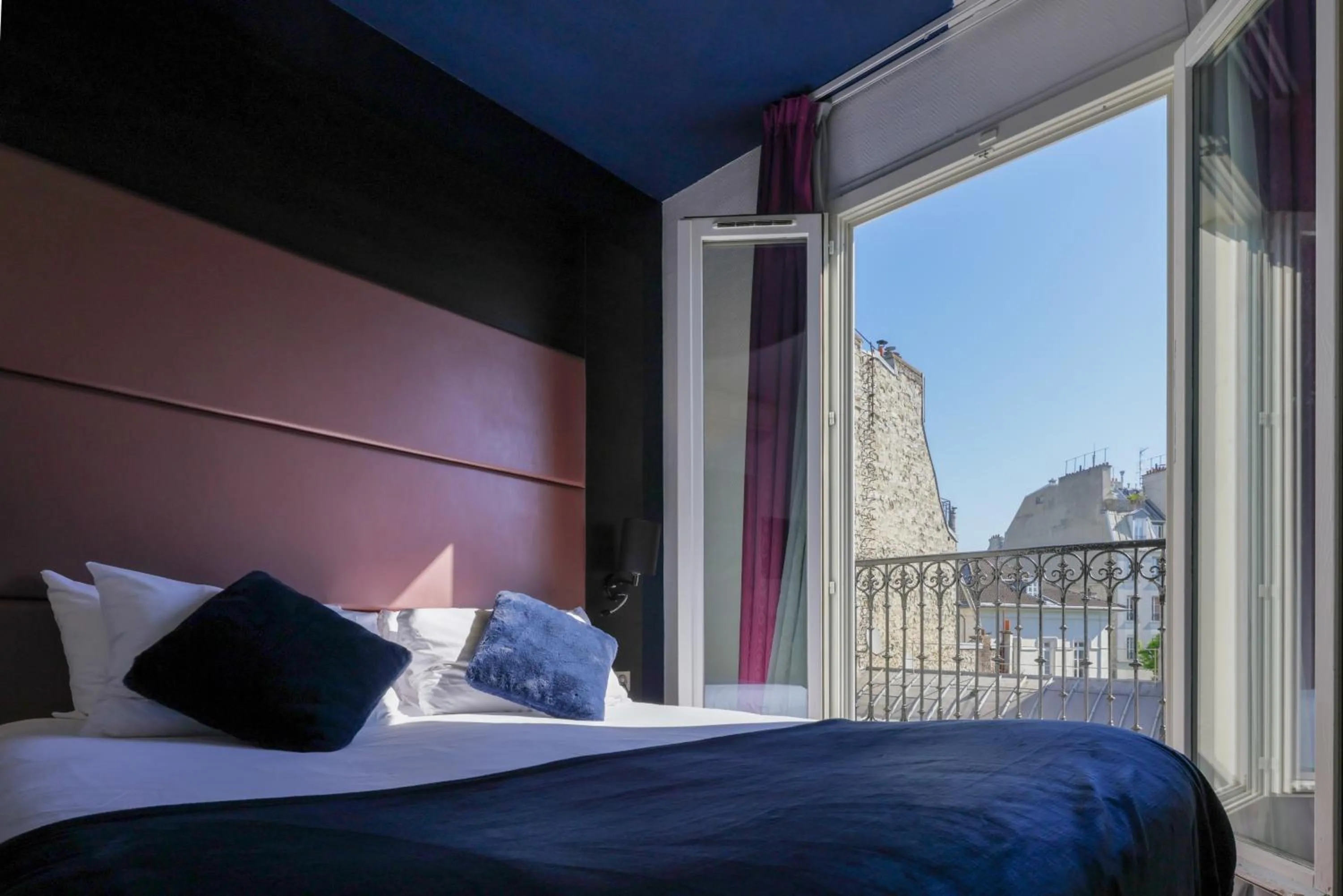 View (from property/room), Bed in Accueil Hôtel Paris Pigalle Montmartre