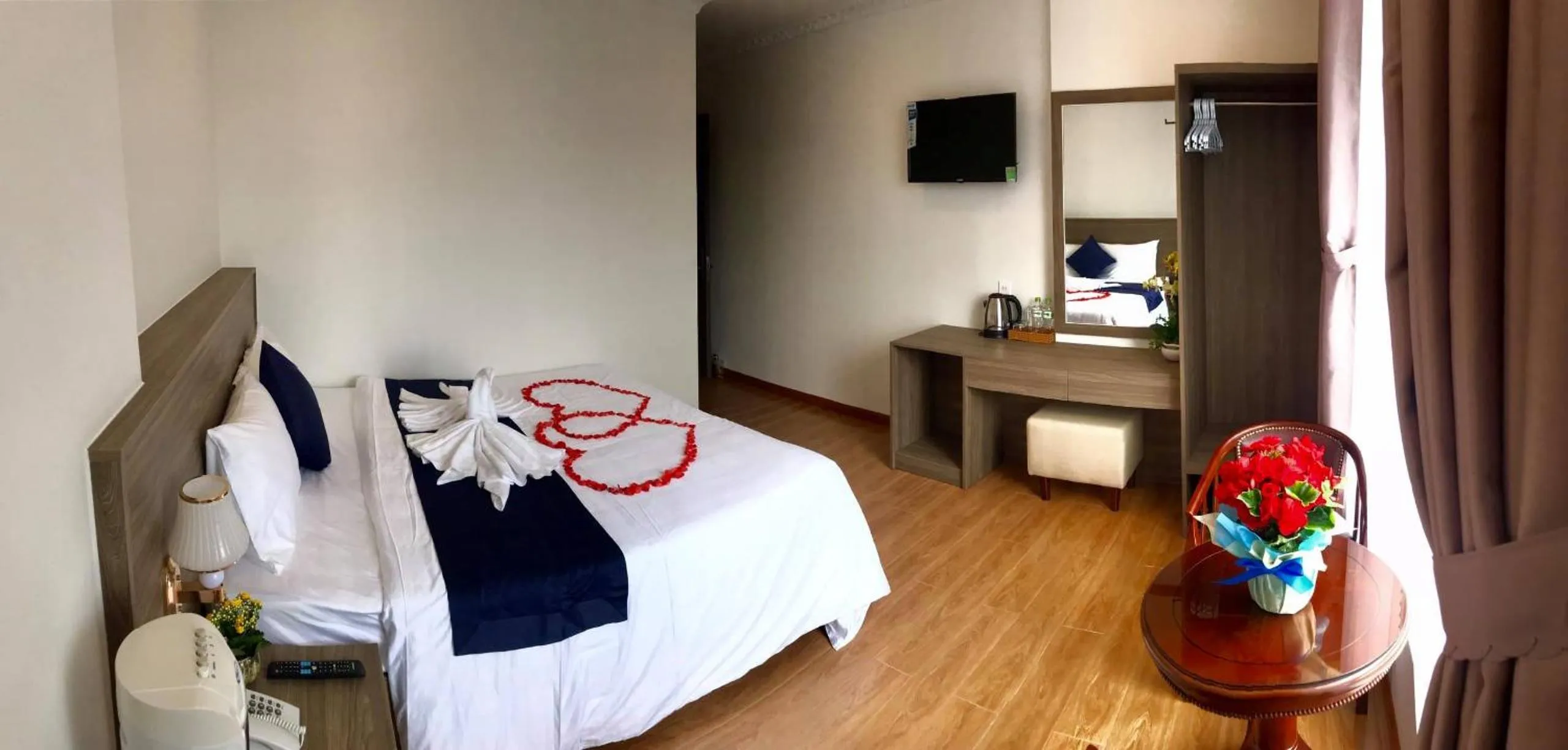 Property building, Bed in DẠ LAN HOTEL