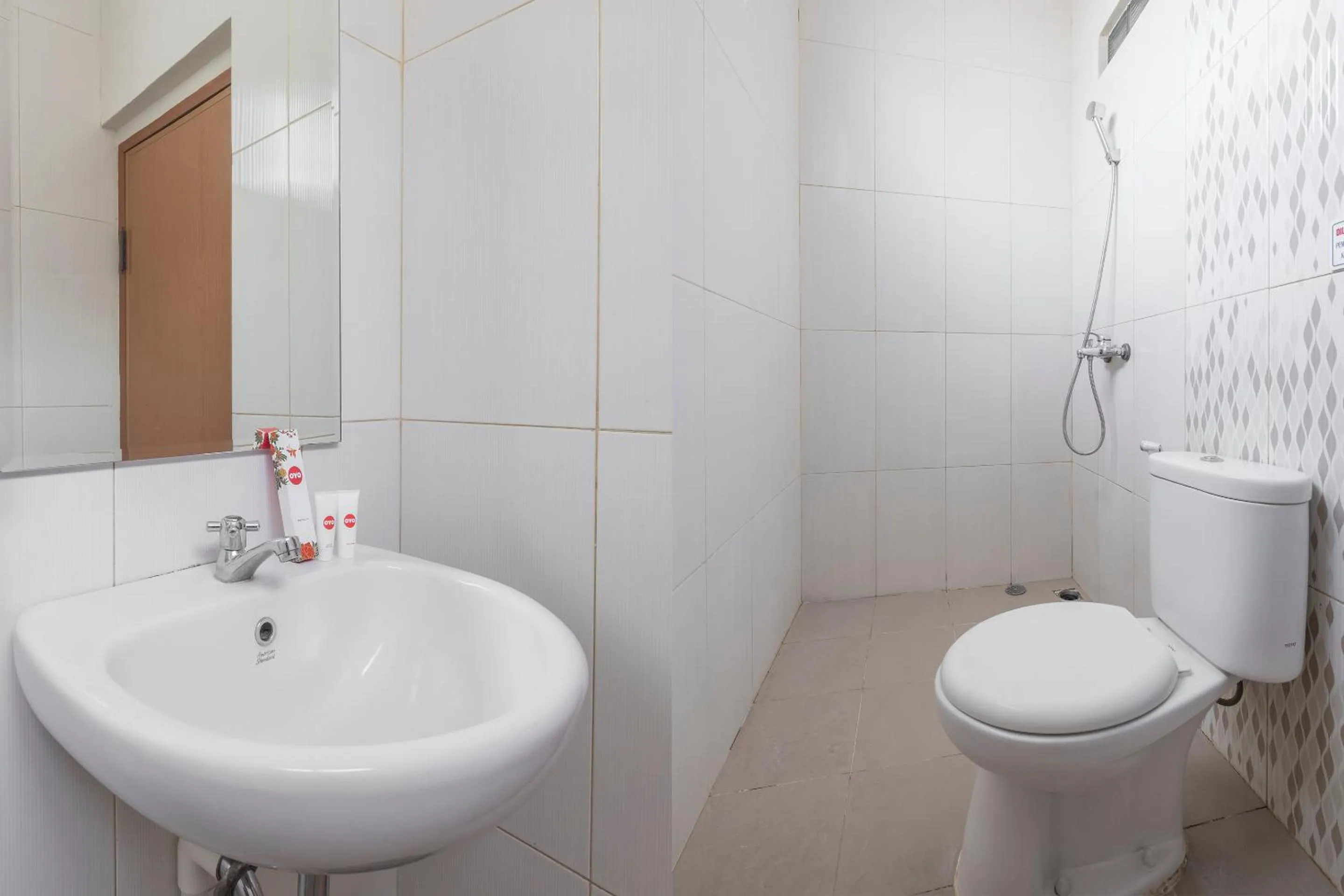 Bathroom in Hotel O Makassar near Pantai Losari formerly Hotel Astra Novilia