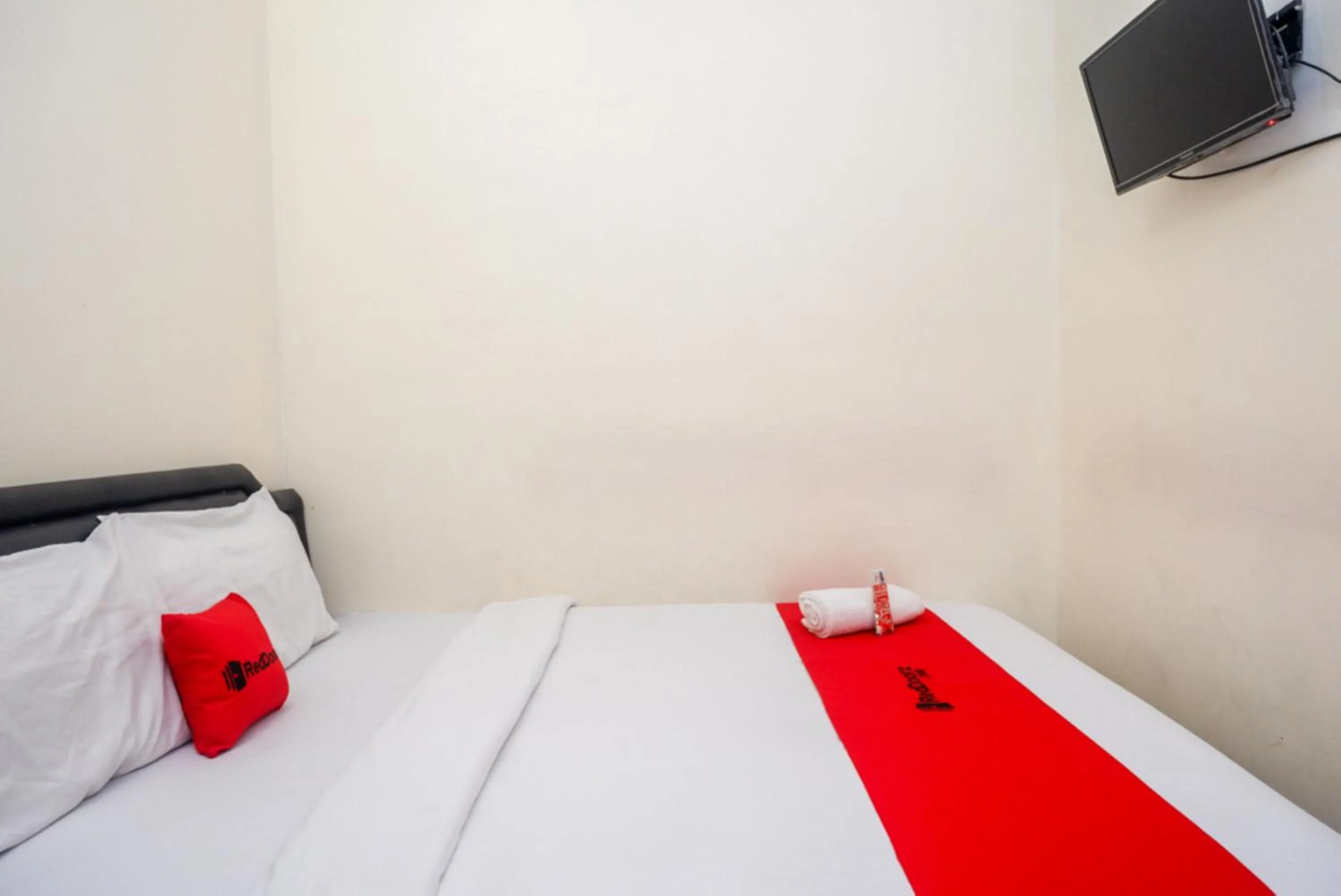 Bed in ReDdoorz At Mahameru Residence Yogyakarta