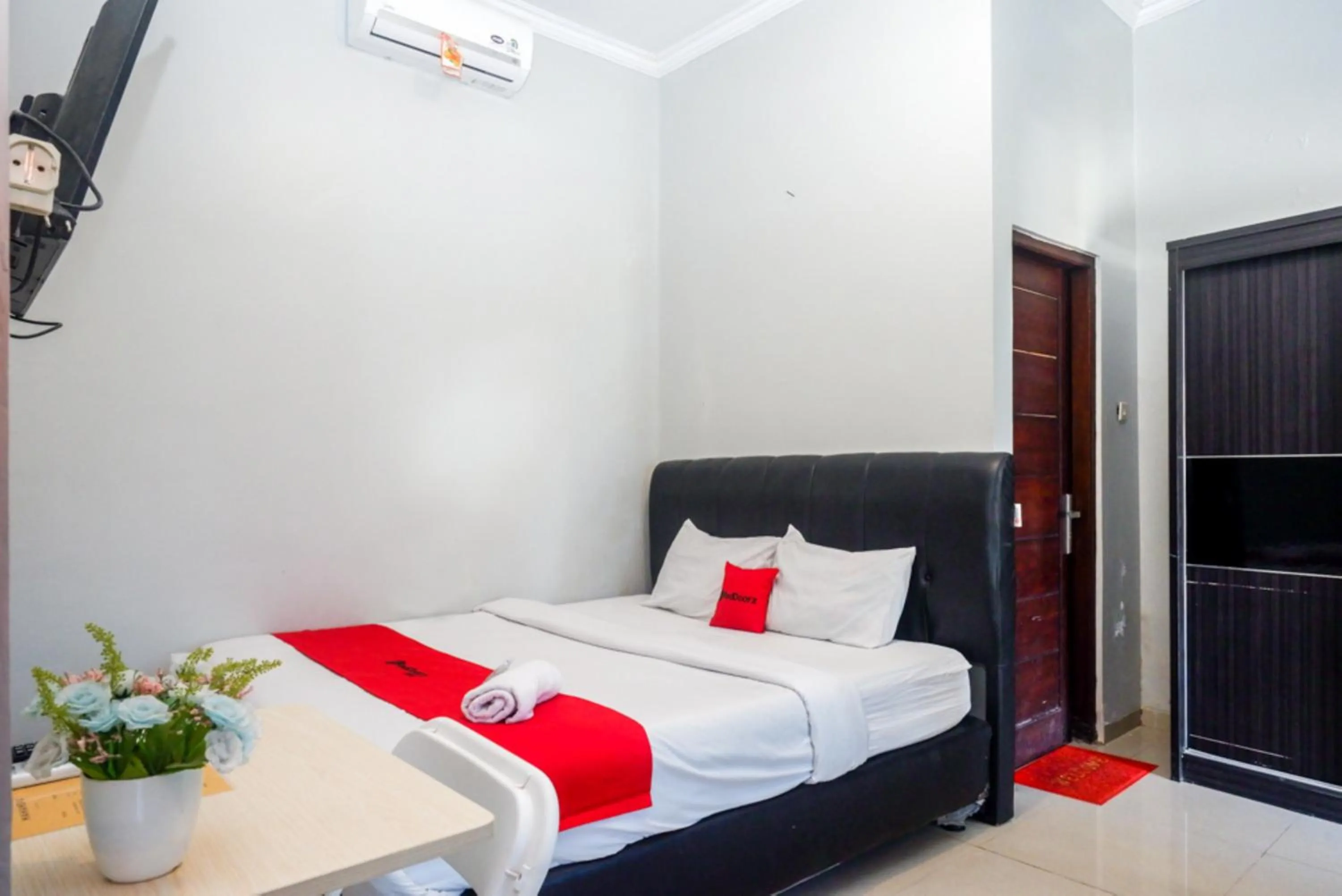 Bed in ReDdoorz At Mahameru Residence Yogyakarta