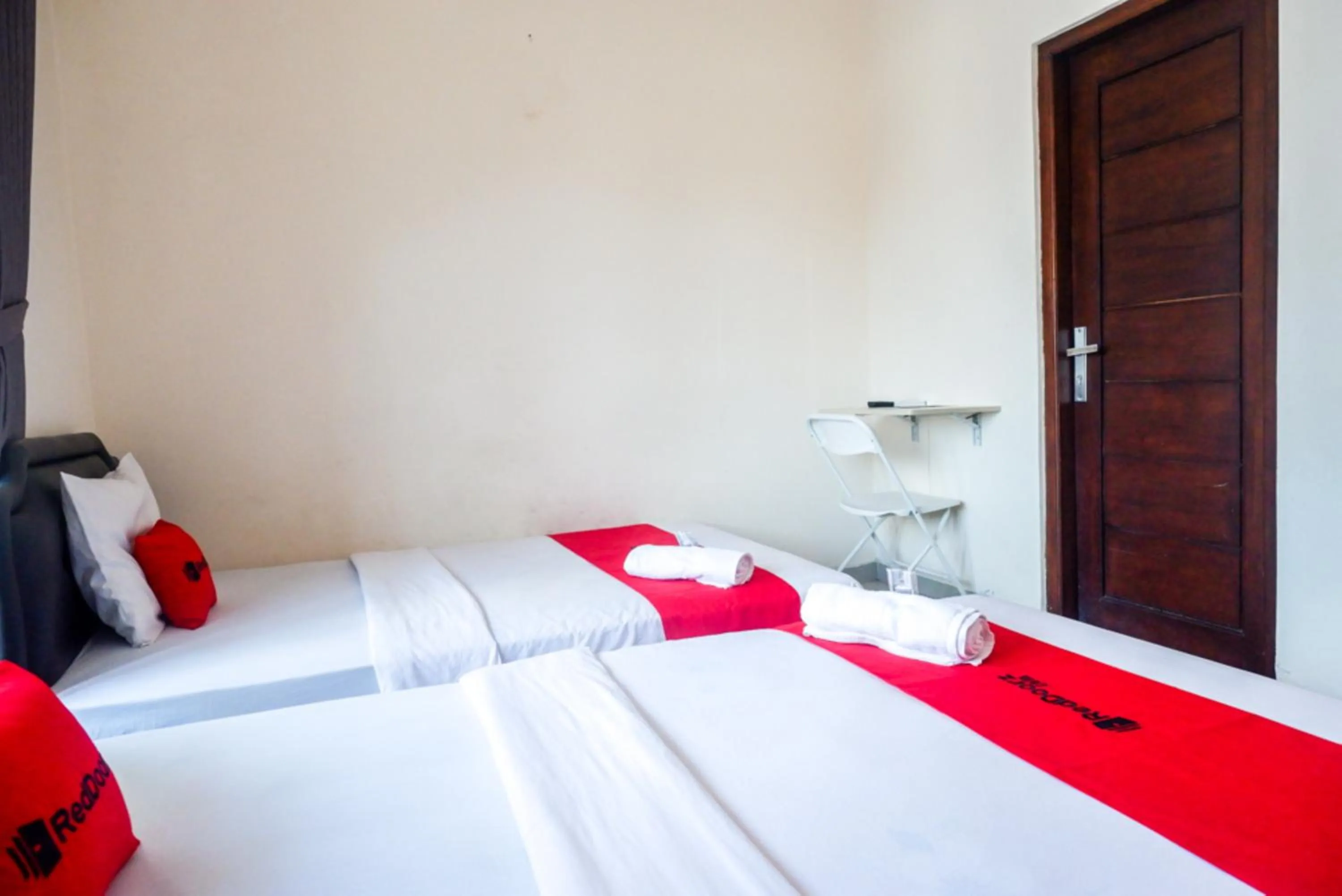 Bed in ReDdoorz At Mahameru Residence Yogyakarta