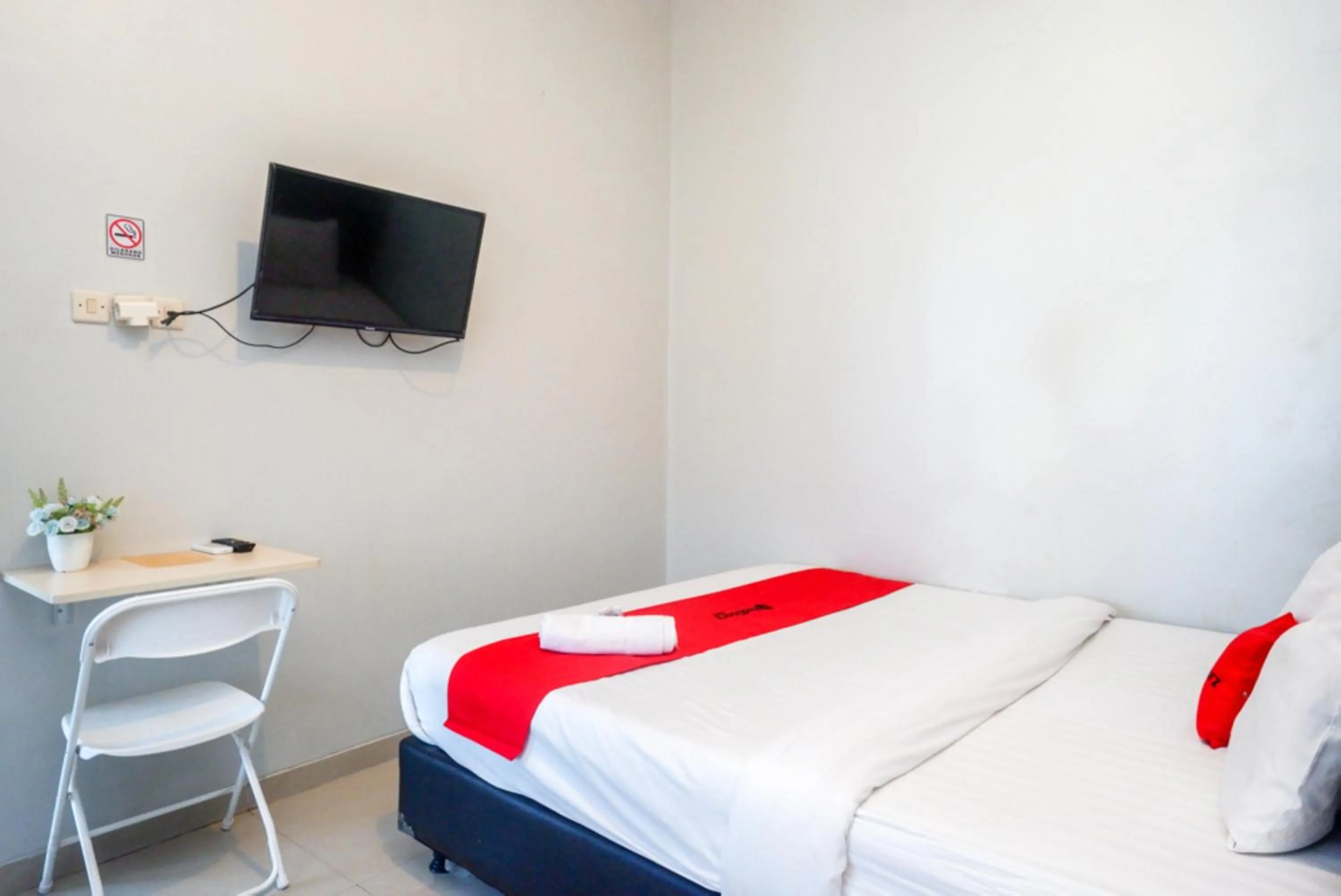 Bed in ReDdoorz At Mahameru Residence Yogyakarta