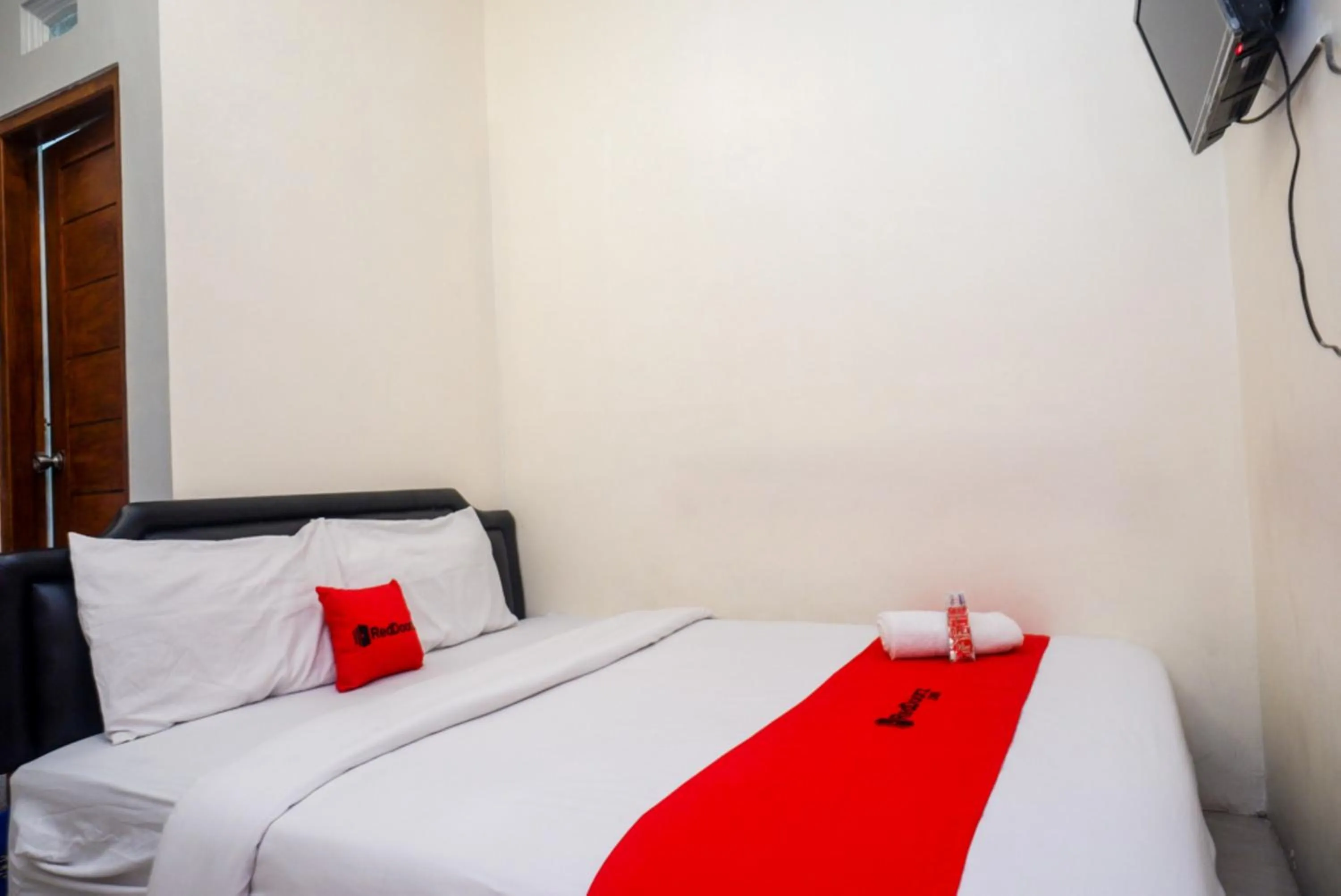 Bed in ReDdoorz At Mahameru Residence Yogyakarta