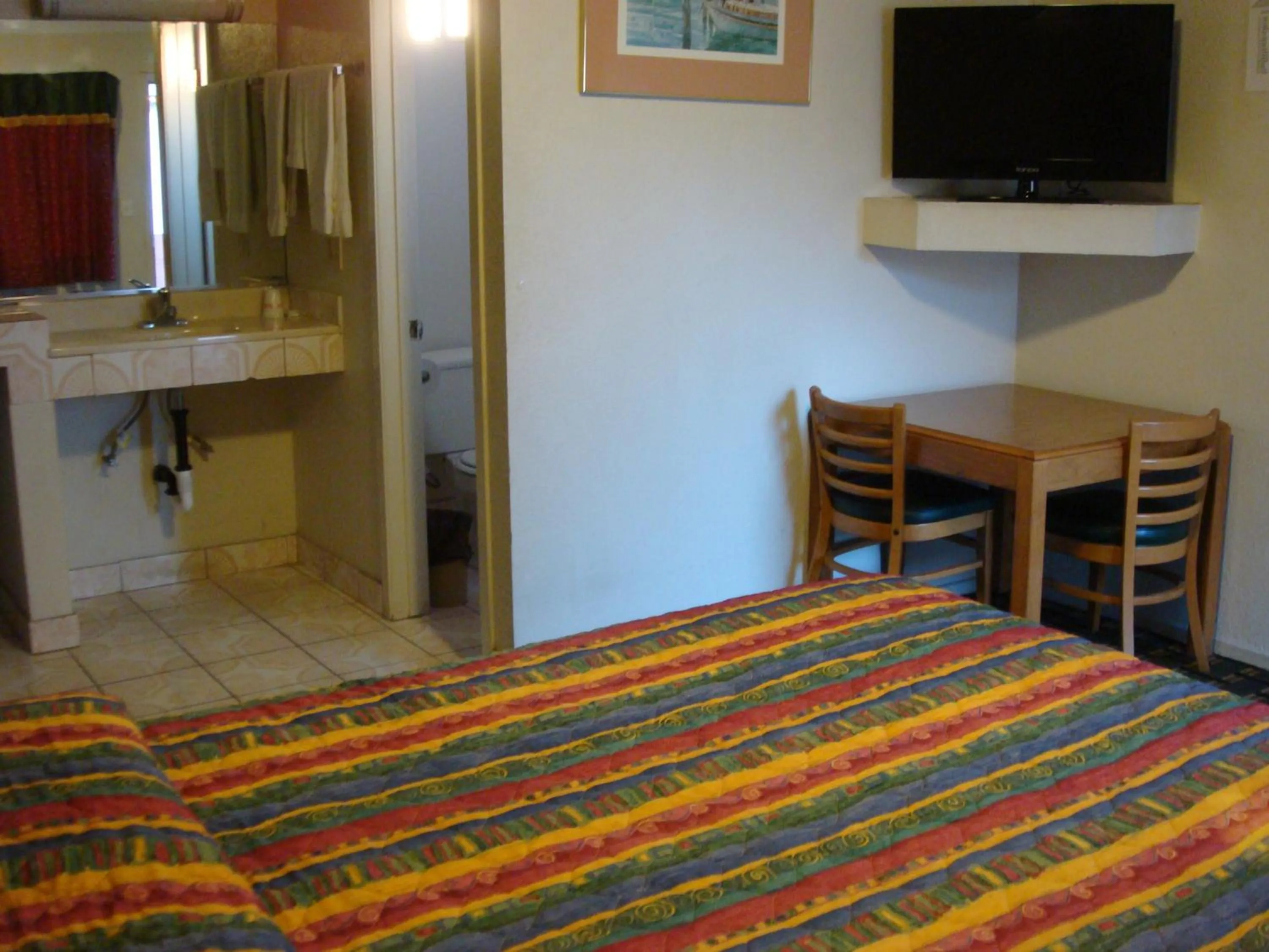 Photo of the whole room, Bed in American Inn