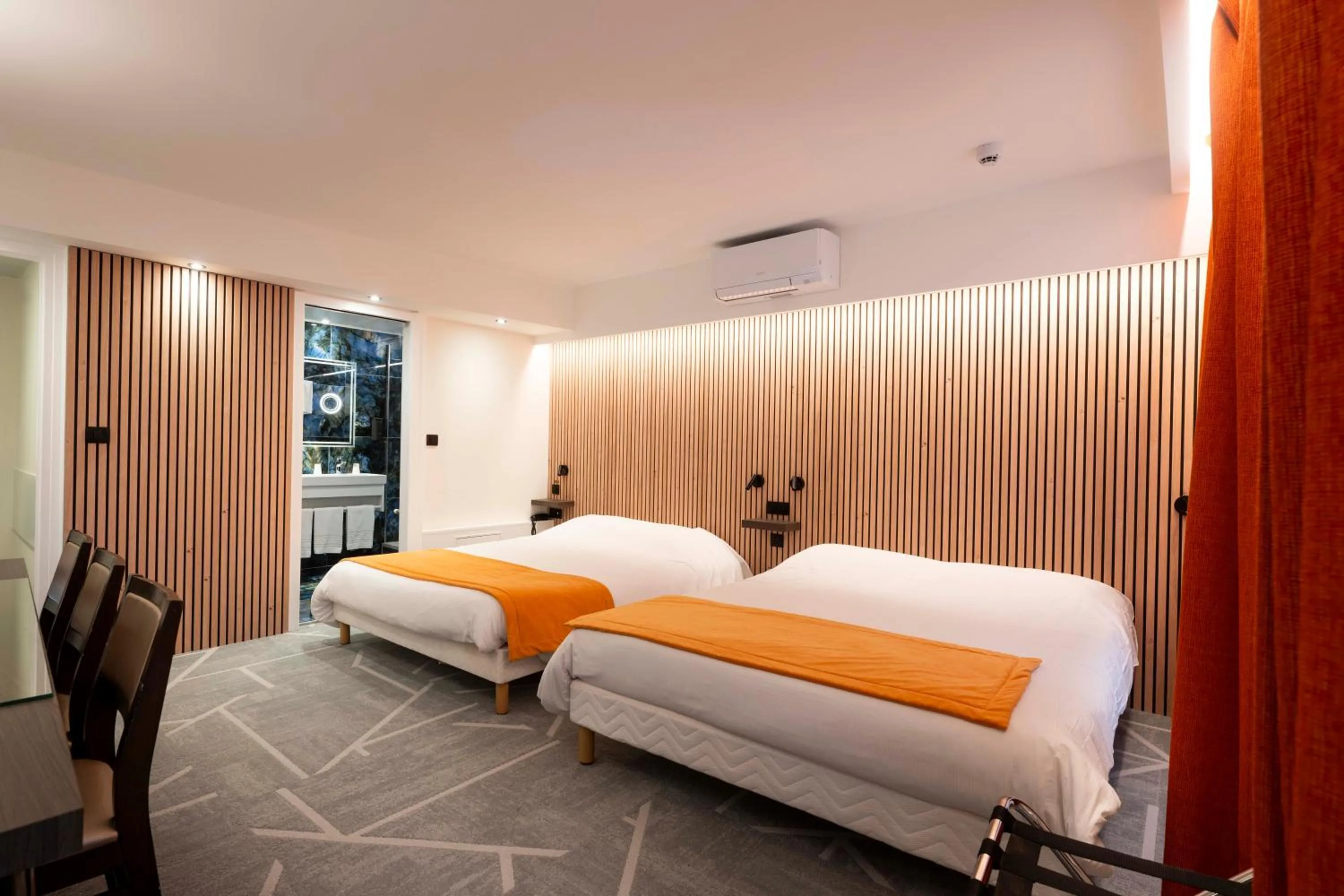 Photo of the whole room, Bed in La Résidence