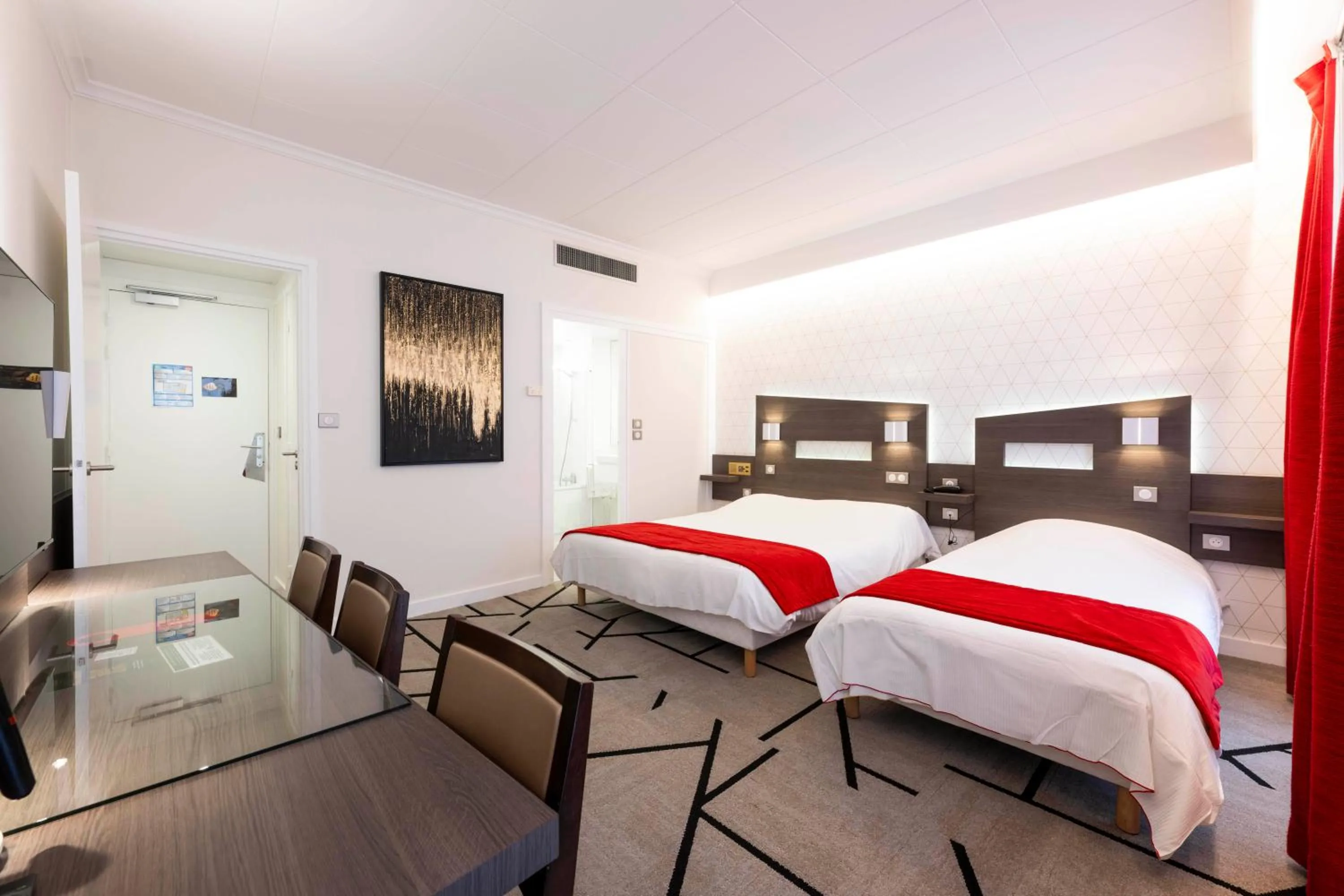 Photo of the whole room, Bed in La Résidence