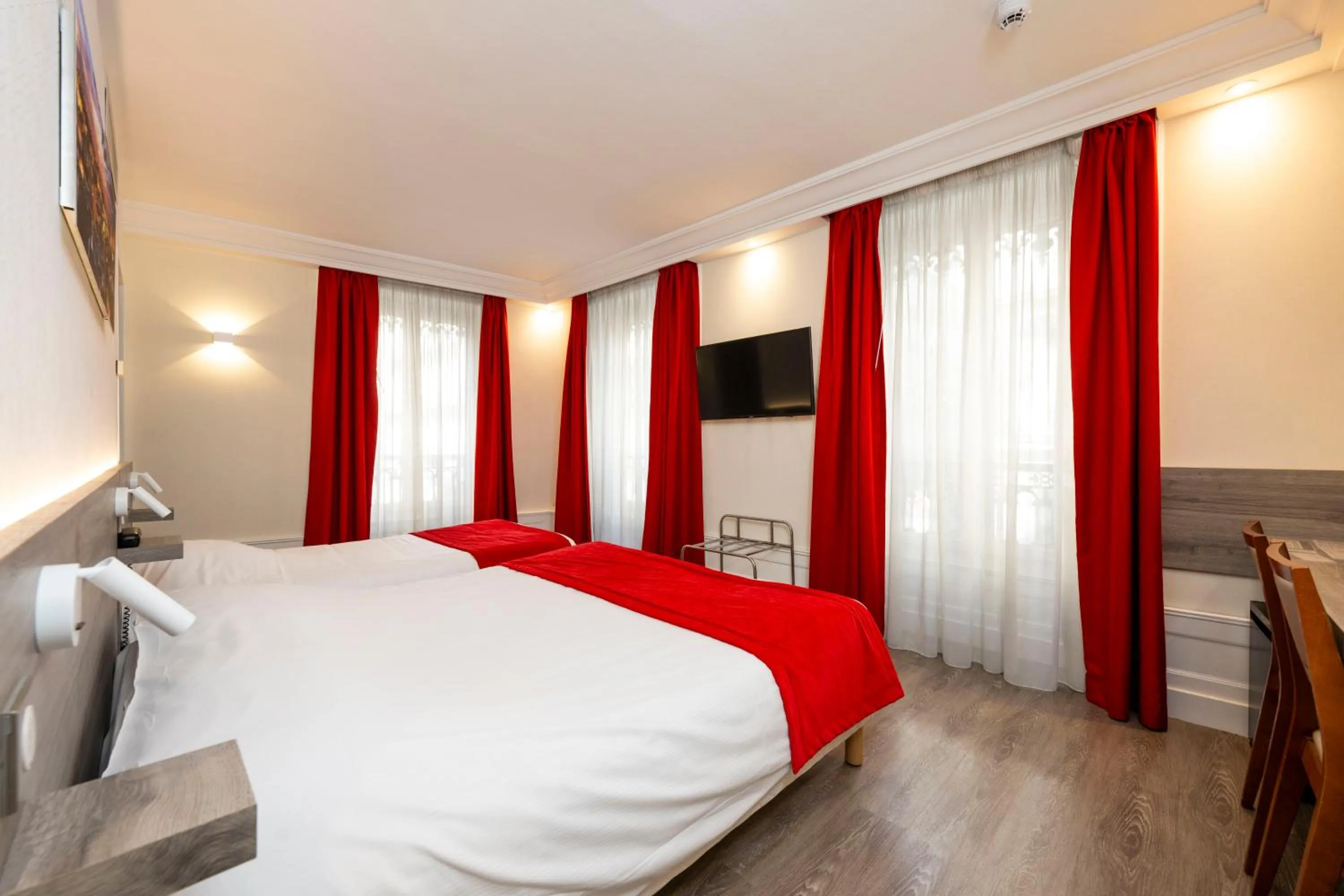 Photo of the whole room, Bed in La Résidence