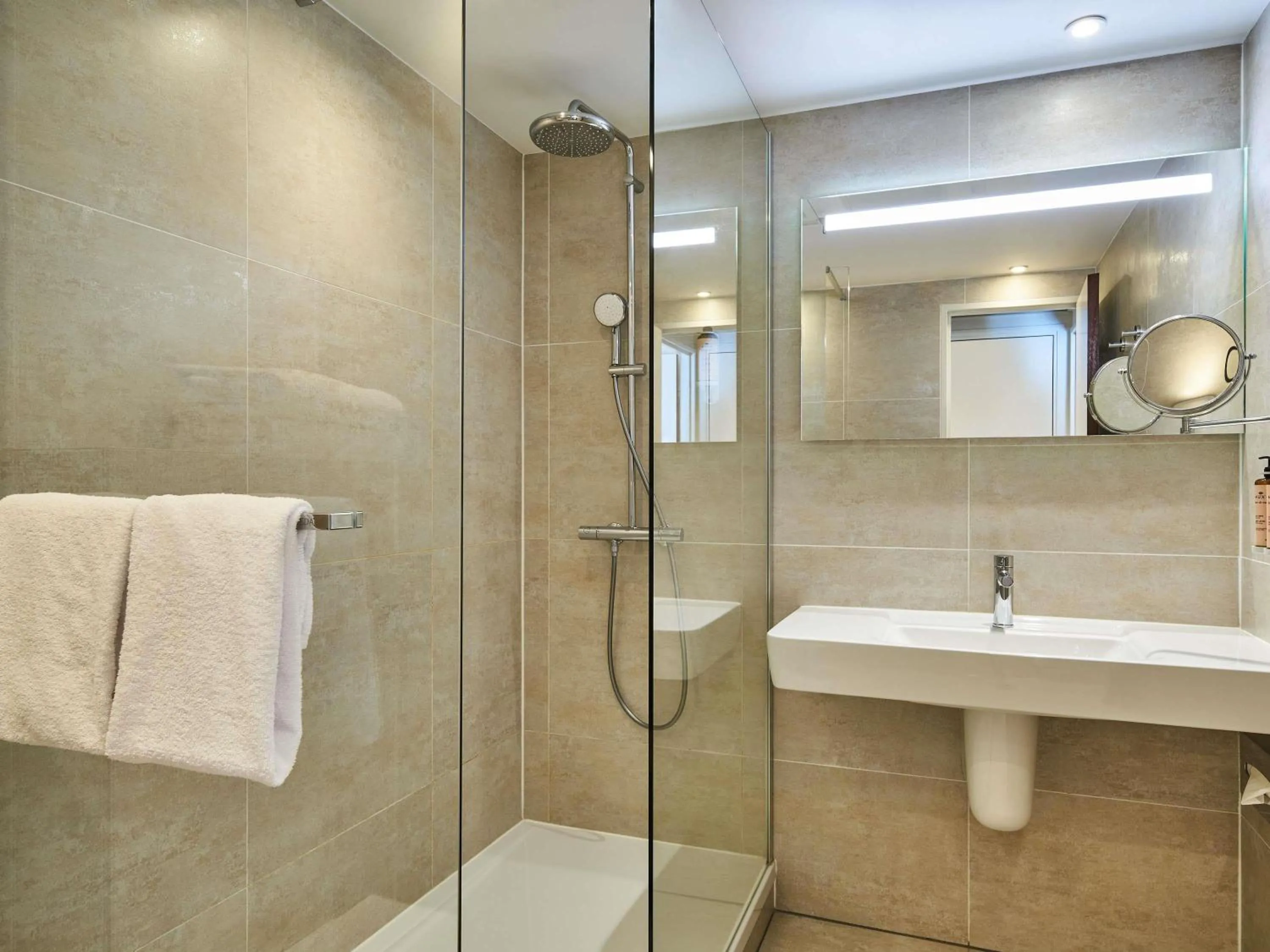 Bedroom in Mercure Tour Eiffel Grenelle