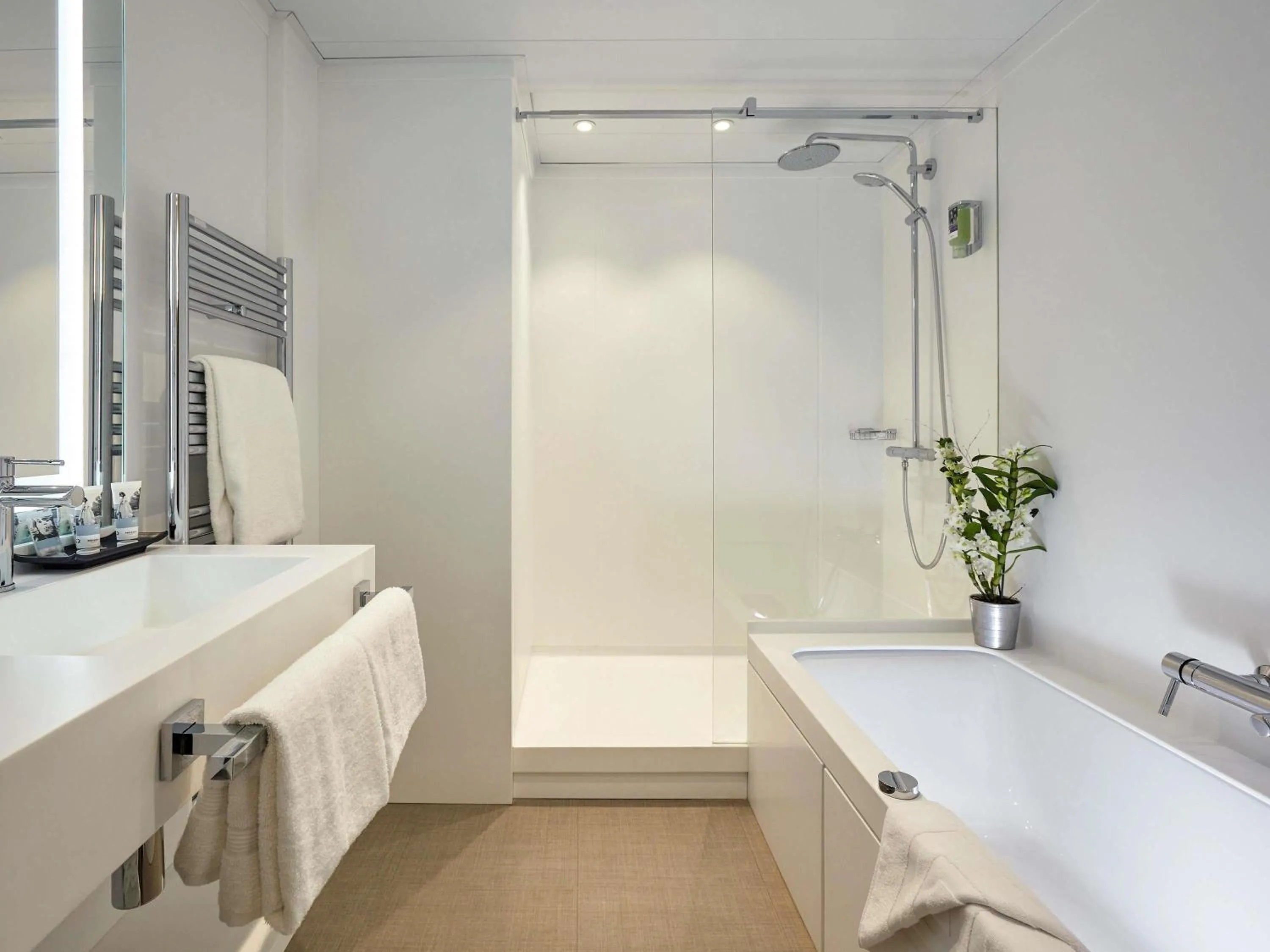 Bedroom in Mercure Tour Eiffel Grenelle