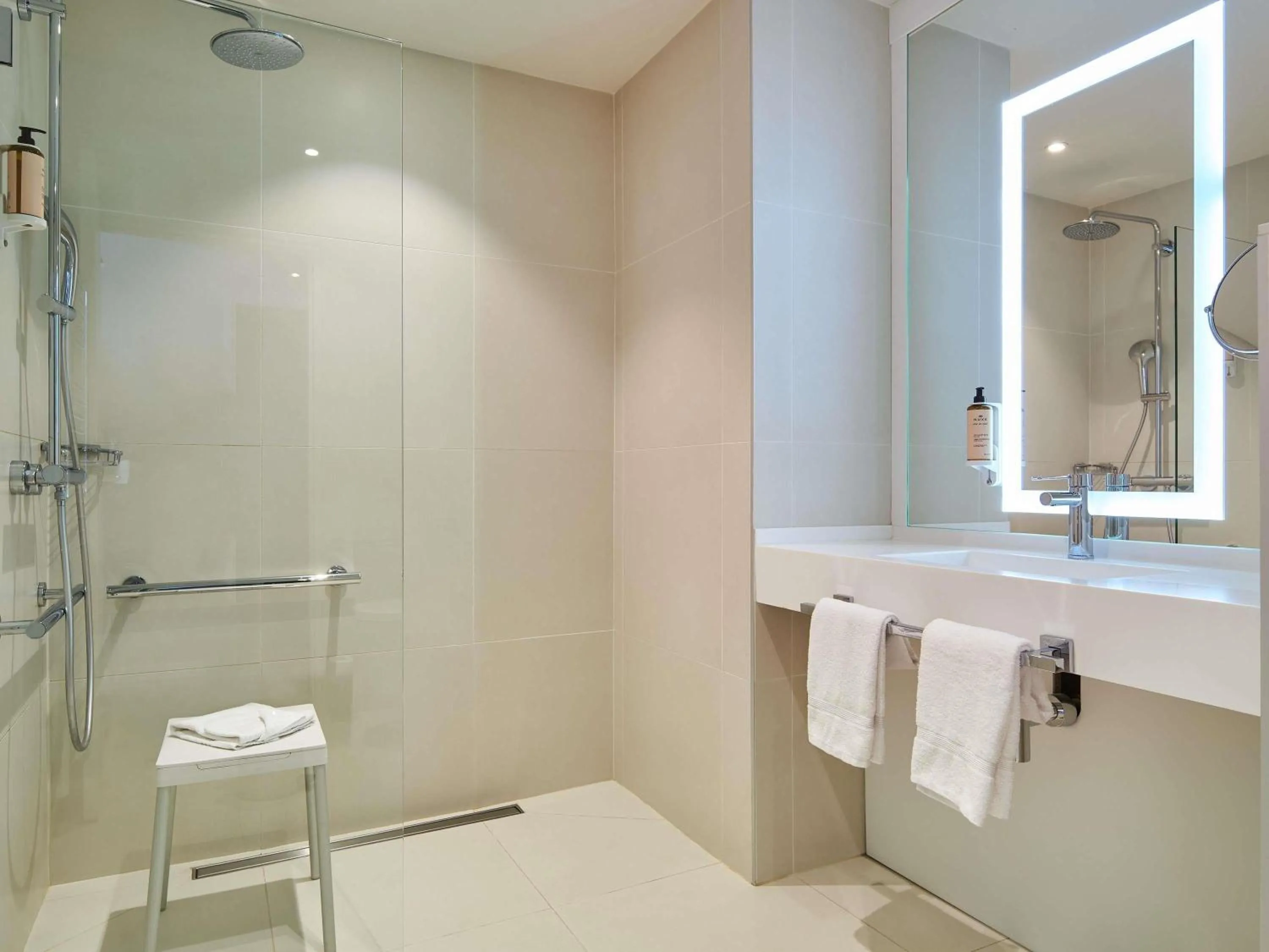 Bedroom in Mercure Tour Eiffel Grenelle