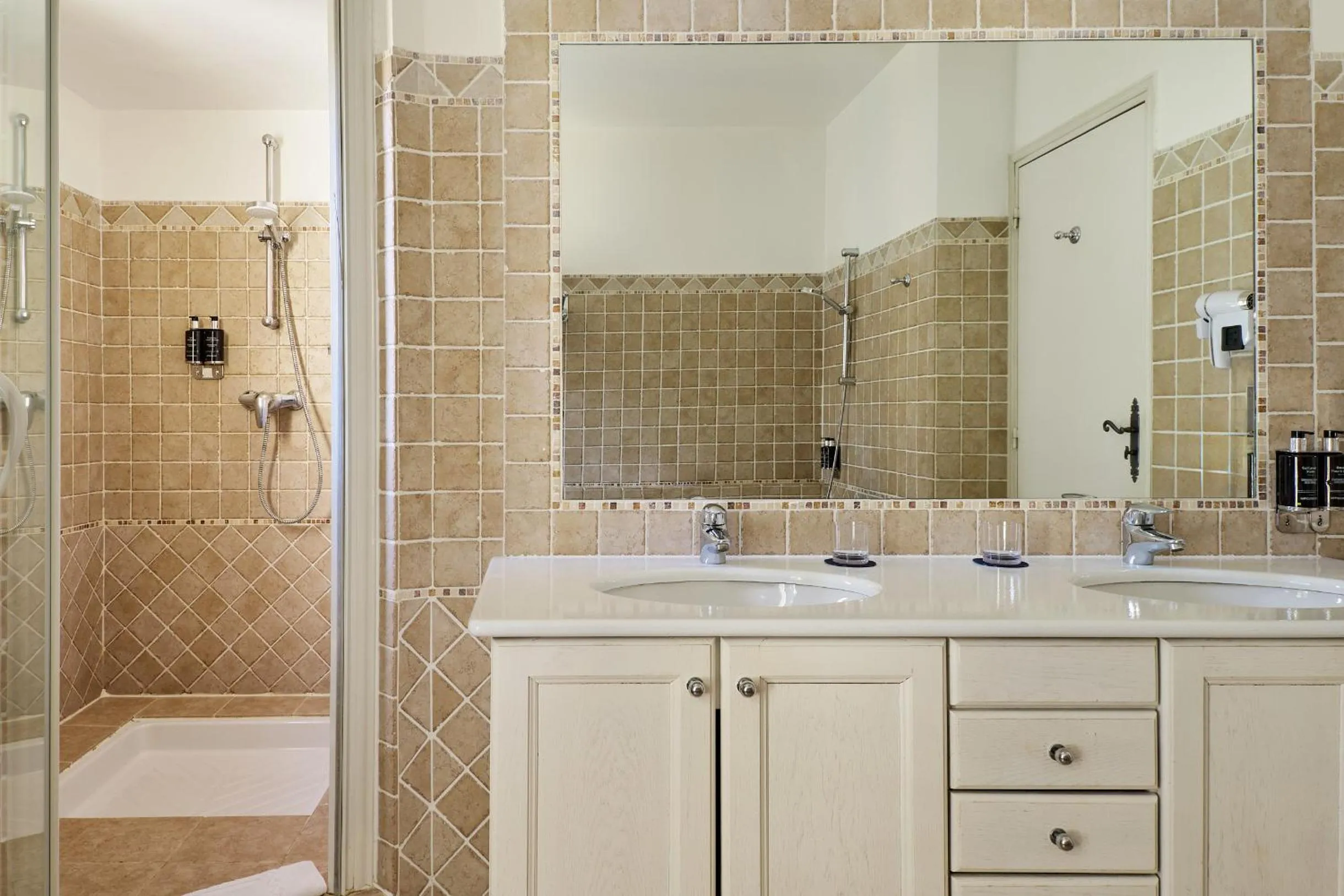 Bathroom in Hotel Le Grimaldi by Happyculture