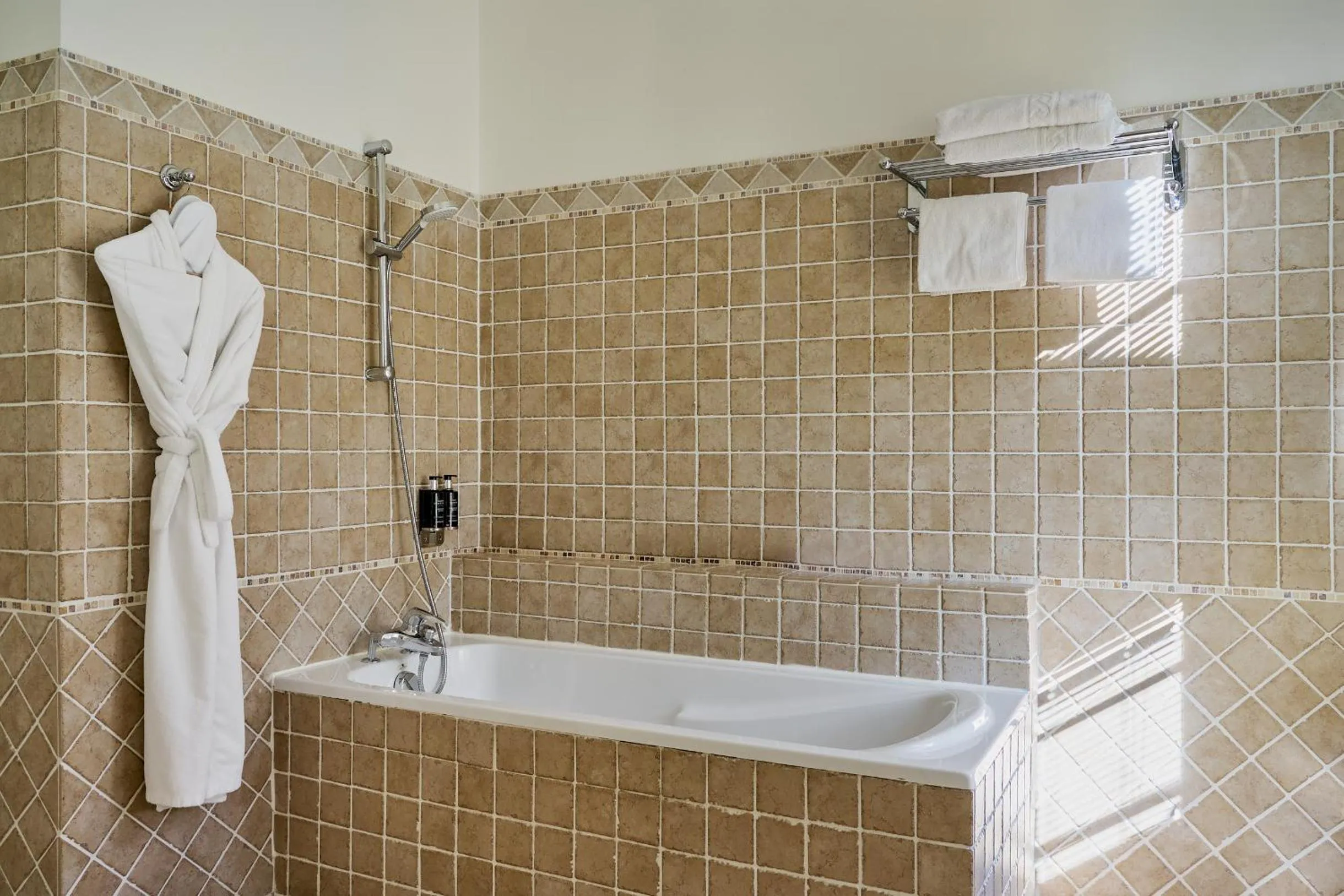 Bathroom in Hotel Le Grimaldi by Happyculture