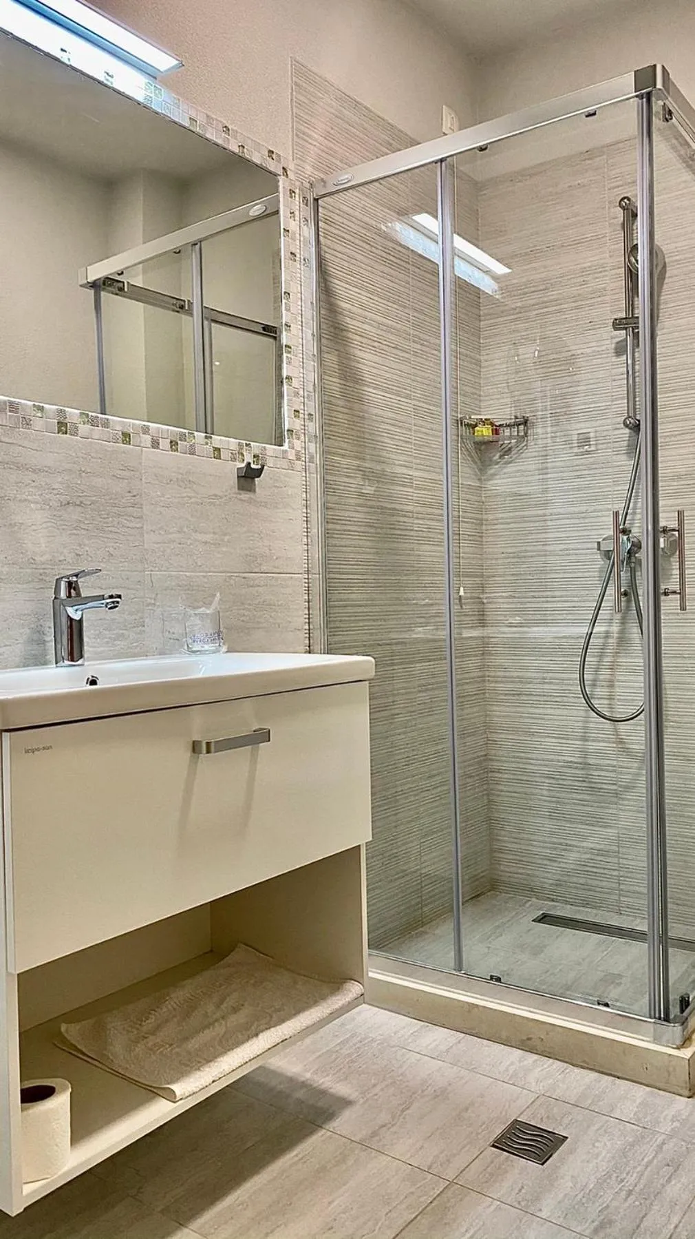 Shower in Hotel Olimpija plus