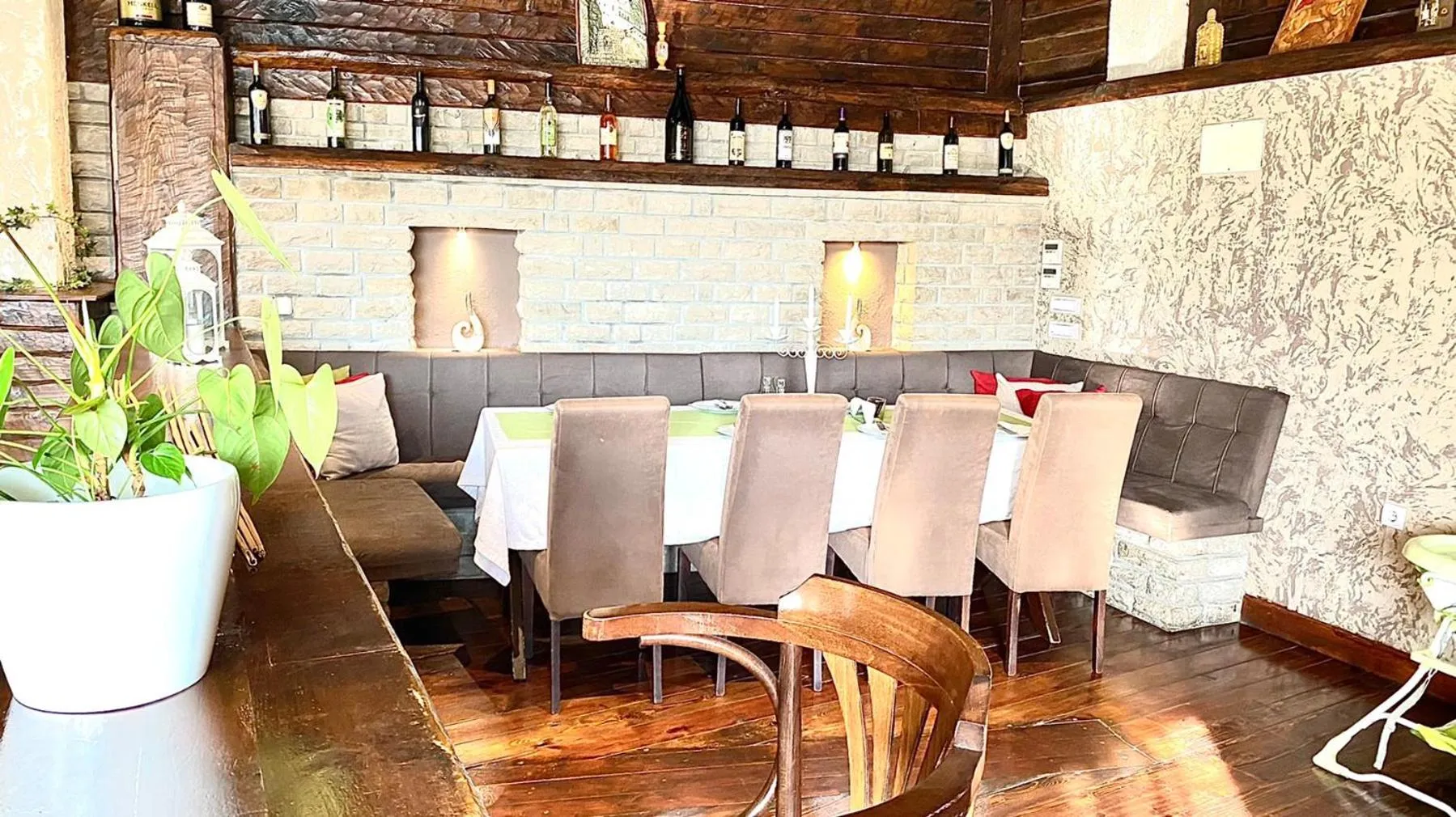 Restaurant/places to eat in Hotel Olimpija plus