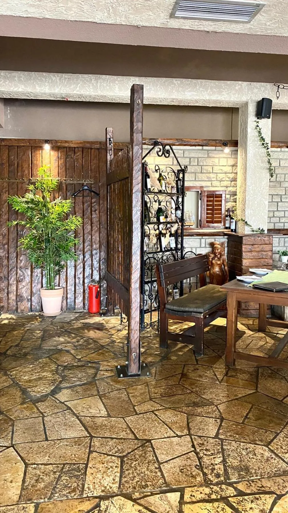 Restaurant/places to eat in Hotel Olimpija plus