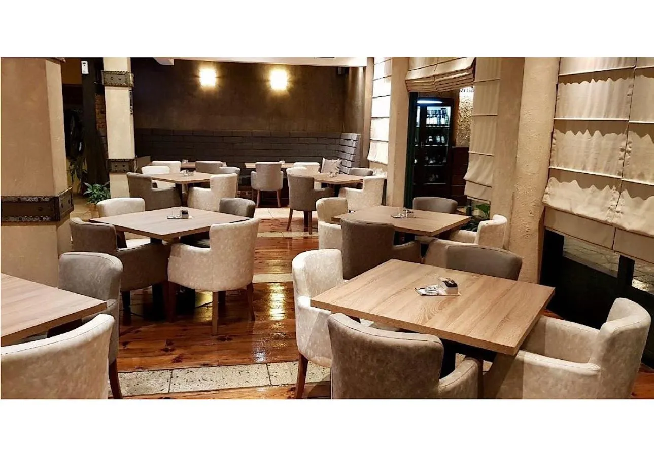 Restaurant/places to eat in Hotel Olimpija plus